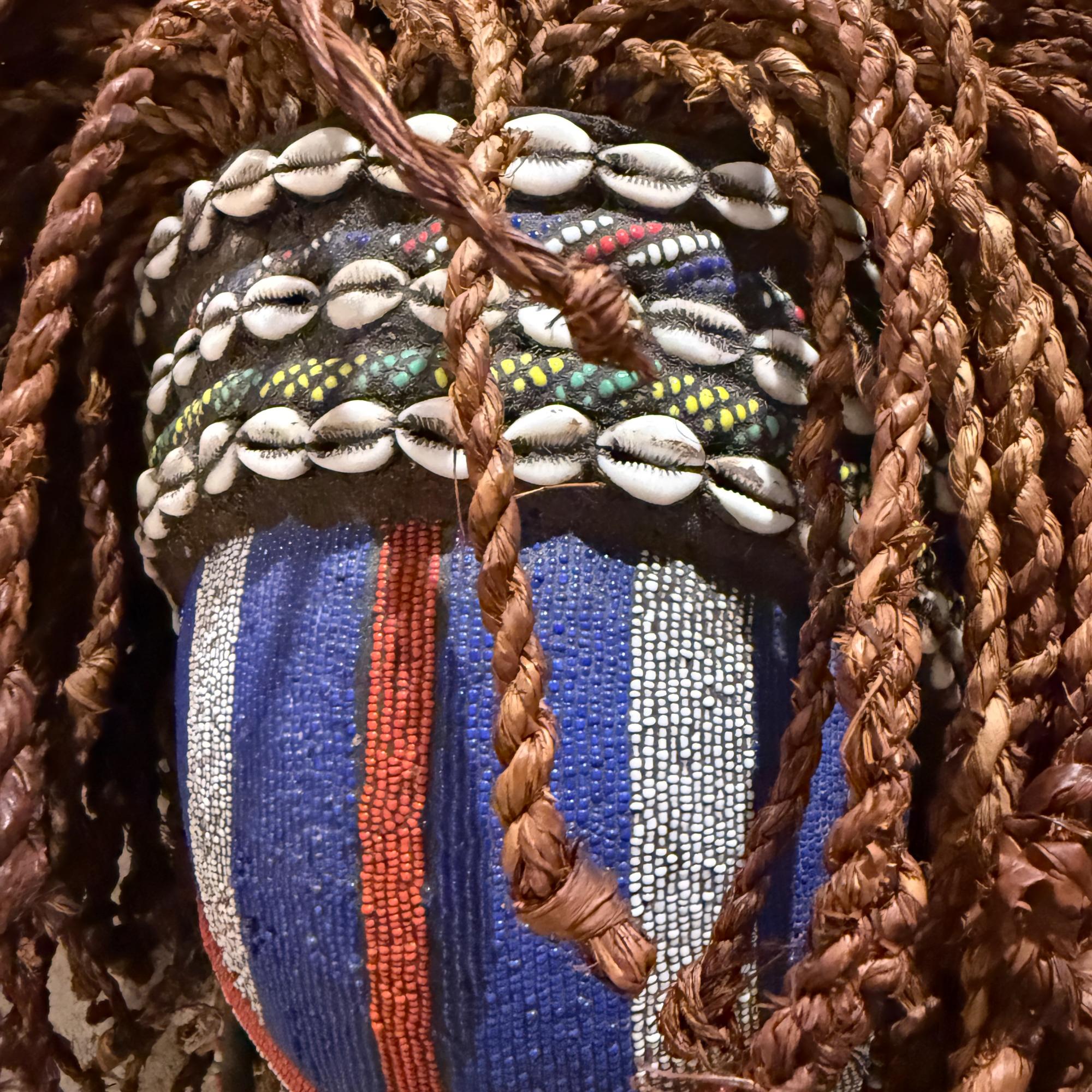 Mwana Pwo Maske Chokwe - Angola Afrikanische dekorative Wandkunst Skulptur (Gemalt) im Angebot