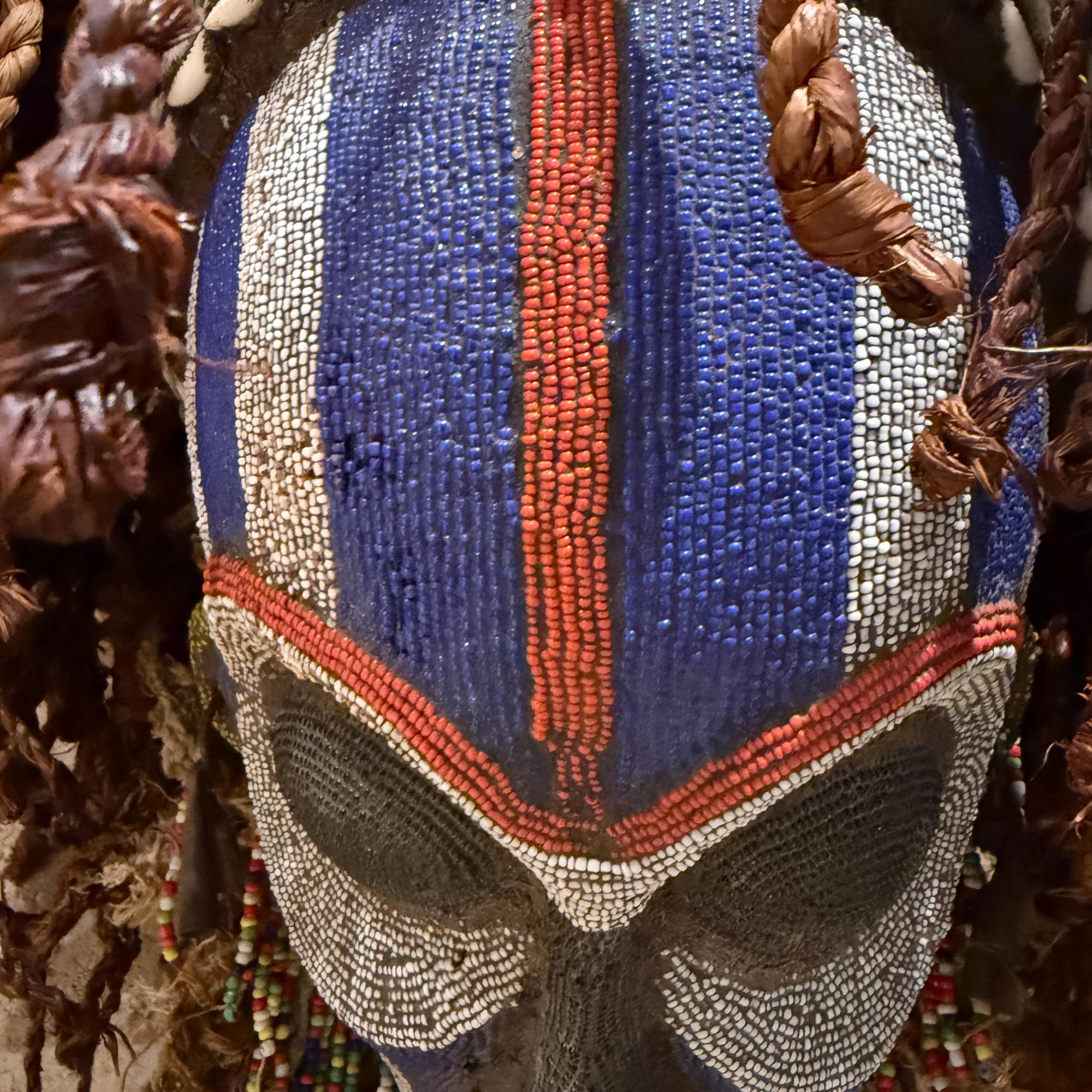 Mwana Pwo Maske Chokwe - Angola Afrikanische dekorative Wandkunst Skulptur im Zustand „Relativ gut“ im Angebot in Chula Vista, CA