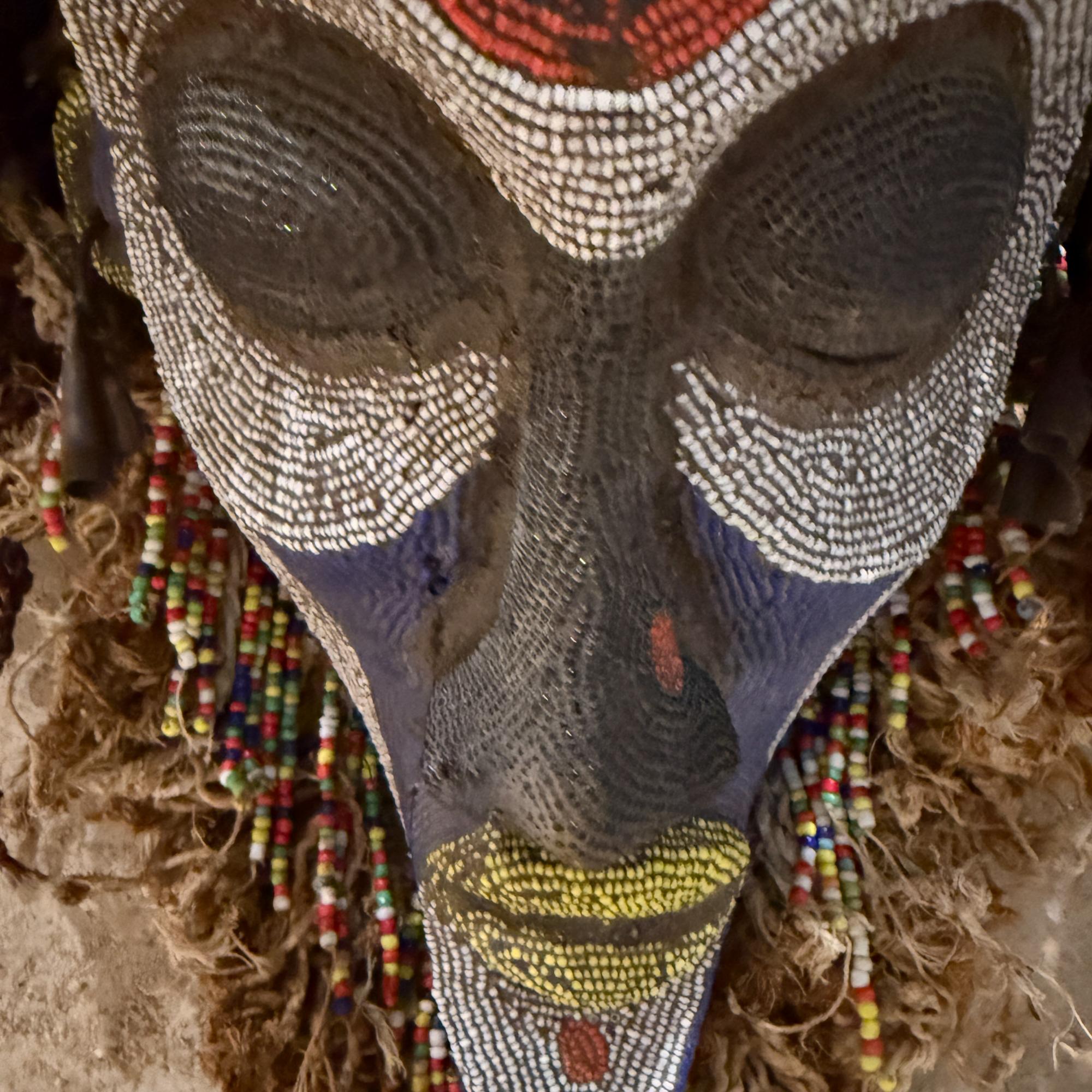 Mwana Pwo Maske Chokwe - Angola Afrikanische dekorative Wandkunst Skulptur (Ende des 20. Jahrhunderts) im Angebot