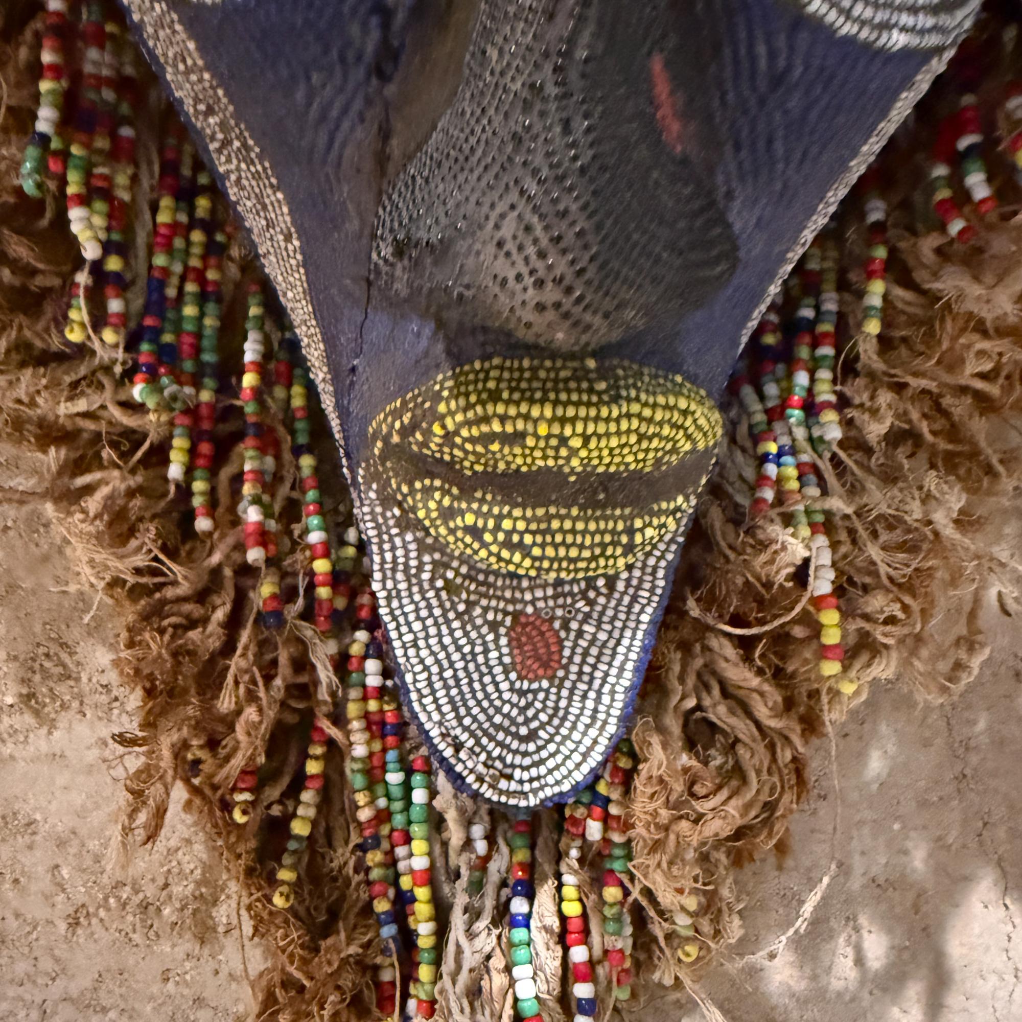 Mwana Pwo Maske Chokwe - Angola Afrikanische dekorative Wandkunst Skulptur (Holz) im Angebot