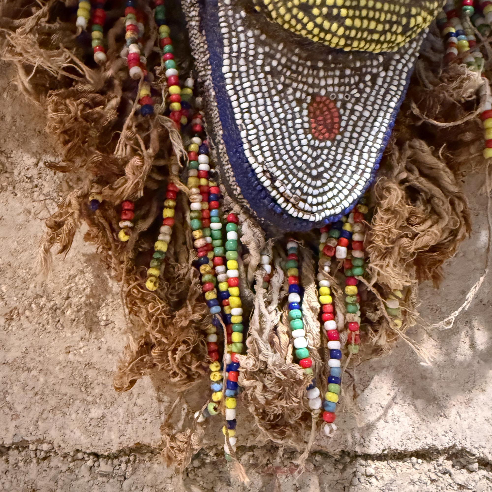 Mwana Pwo Maske Chokwe - Angola Afrikanische dekorative Wandkunst Skulptur im Angebot 1