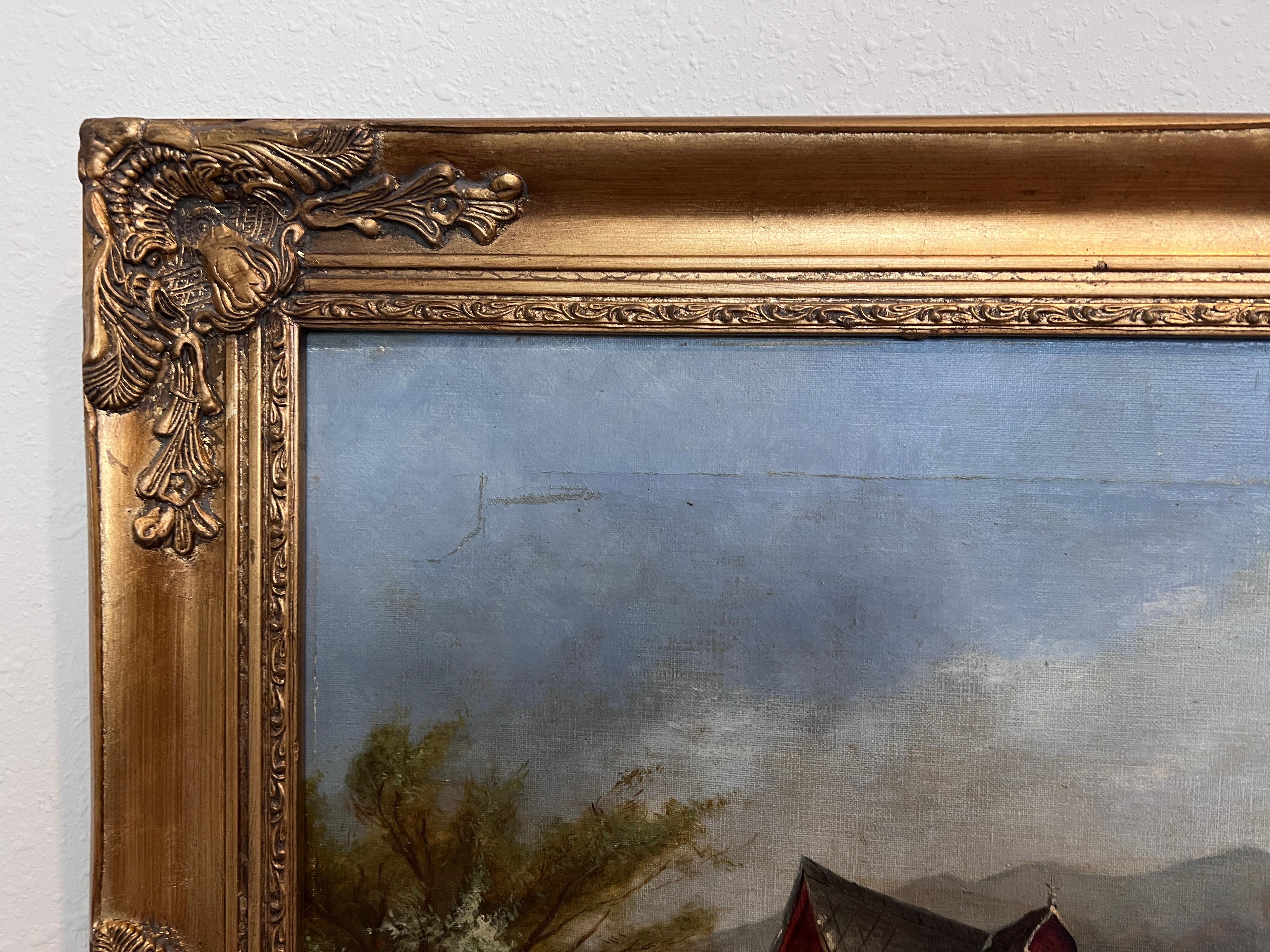Se vende un gran óleo antiguo original sobre lienzo, que representa un pintoresco paisaje europeo, con una gran casa de campo con tejados de tejas rojas y muros de piedra, situada entre una exuberante vegetación a la izquierda. Un camino de tierra