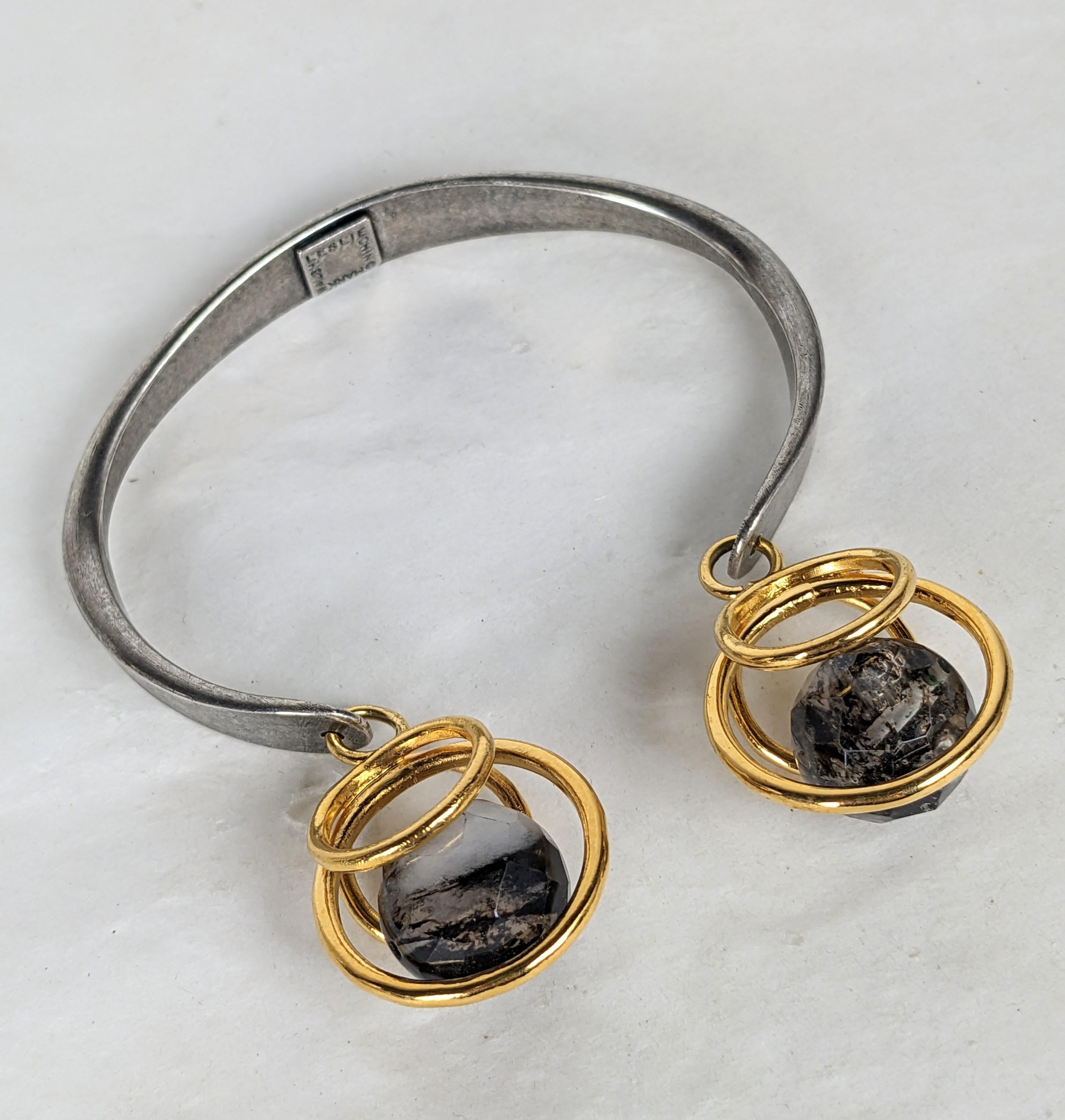 MWLC Modernist Mineral Orb Bangle en bronze argenté avec 2 charms orbes dorés, sertis de sphères flottantes en agate mousse à facettes. France, années 2000. Fabriqué dans les studios parisiens de MWLC. 