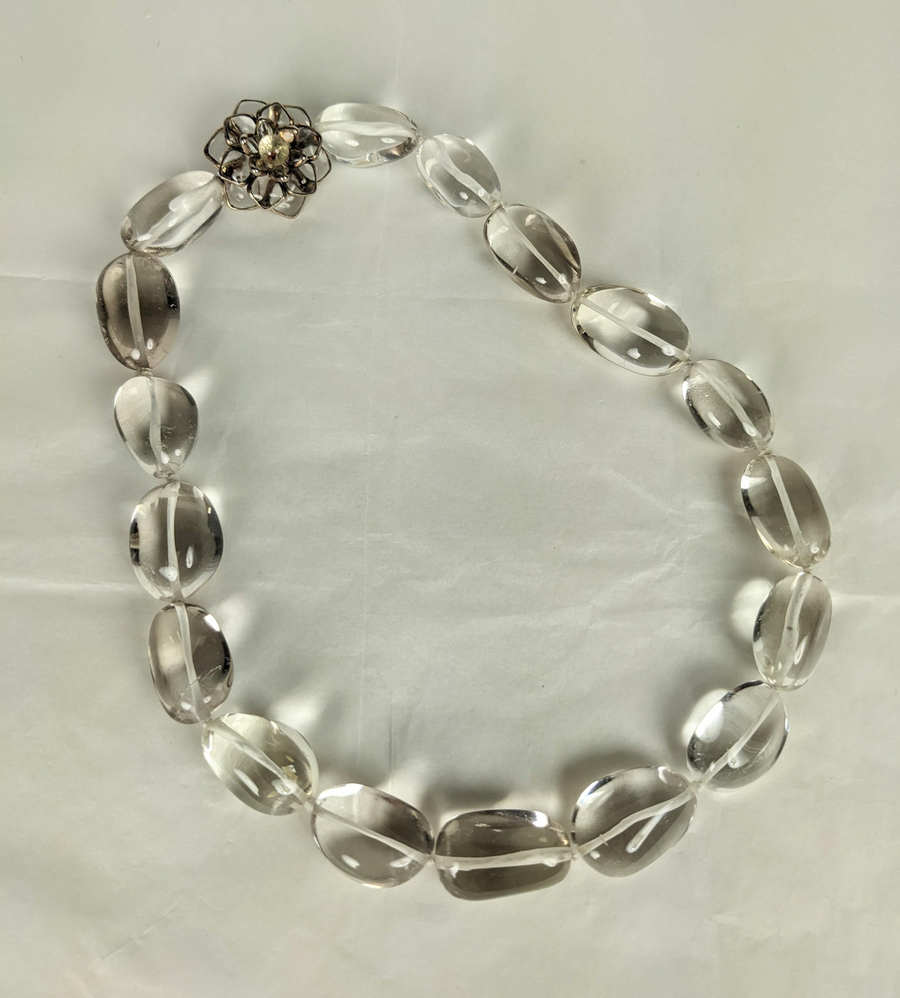 Eleganti perline ovali annodate a mano in cristallo di rocca MWLC con chiusura a zinnia in vetro colato, realizzate a mano nei nostri laboratori di Parigi, Francia. Lunghezza: 18