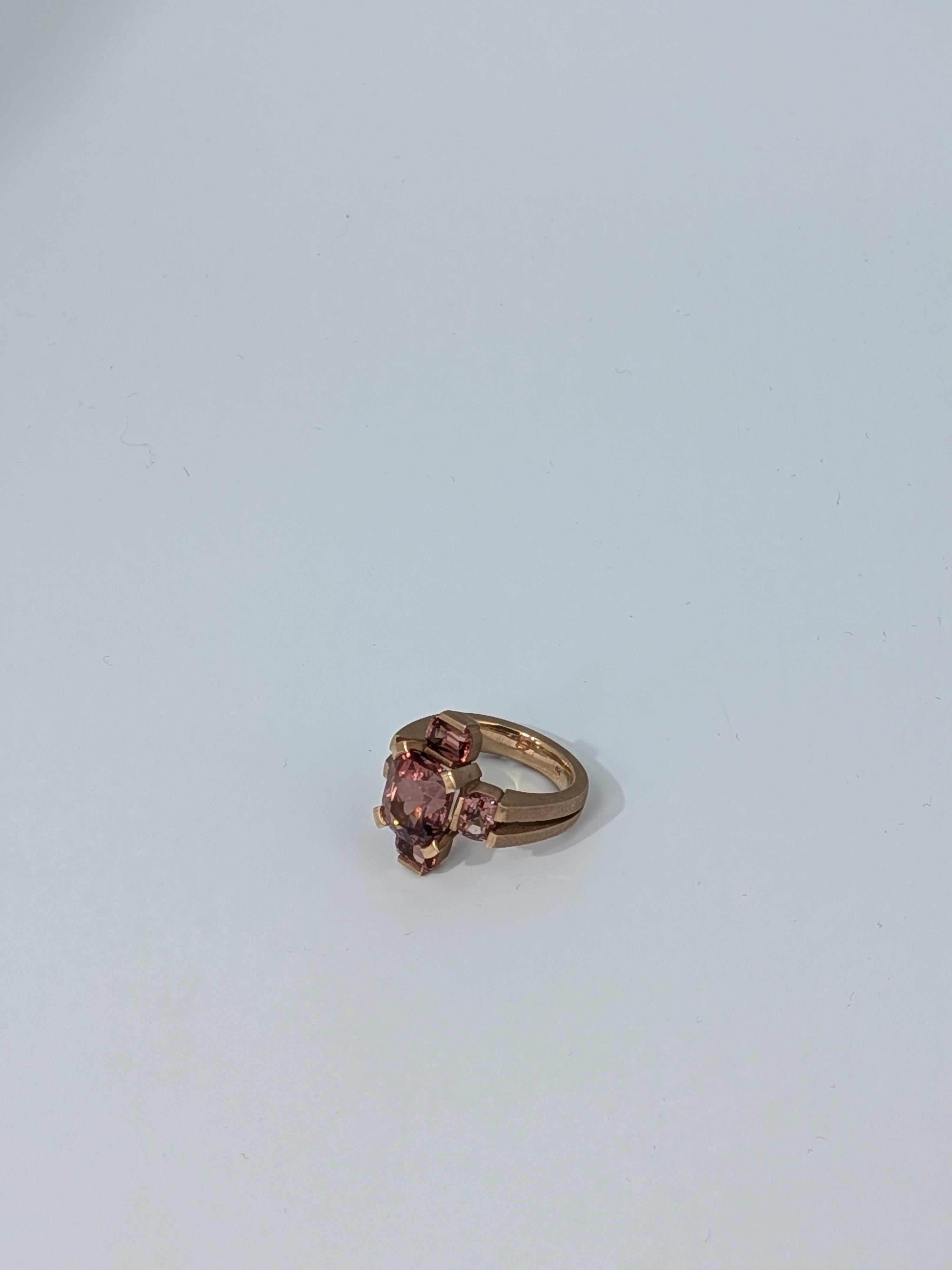 Unico anello MXHM in oro rosa 18k 750 con una tormalina color pesca da 5,18 carati e granati Malaya da 3,67 carati, con finitura satinata opaca e design geometrico di alta gioielleria.

Questo eccezionale anello MXHM, unico nel suo genere,