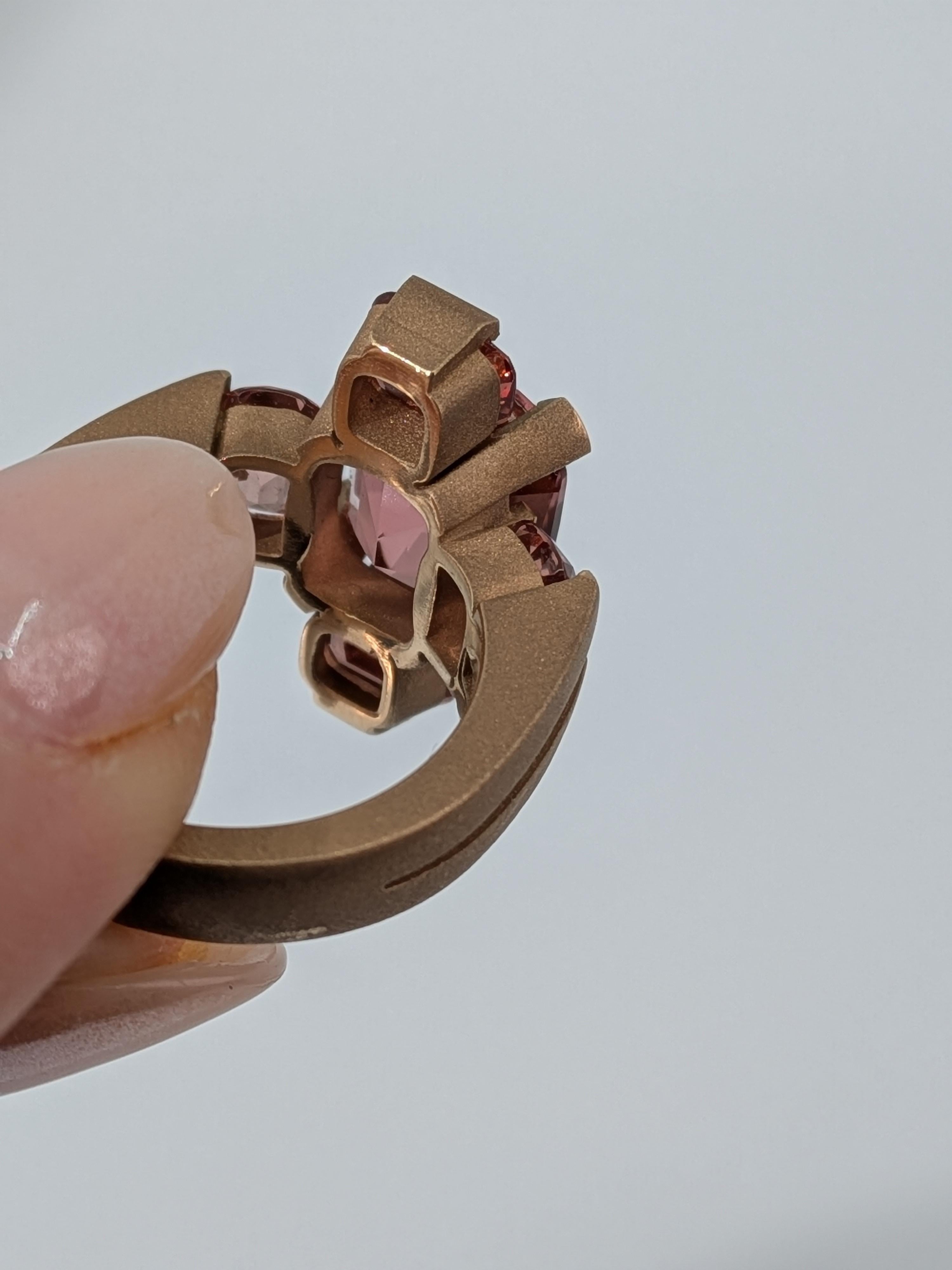 Contemporaneo Anello MXHM in oro rosa 18k 750 con tormalina color pesca e granati Malaya in vendita