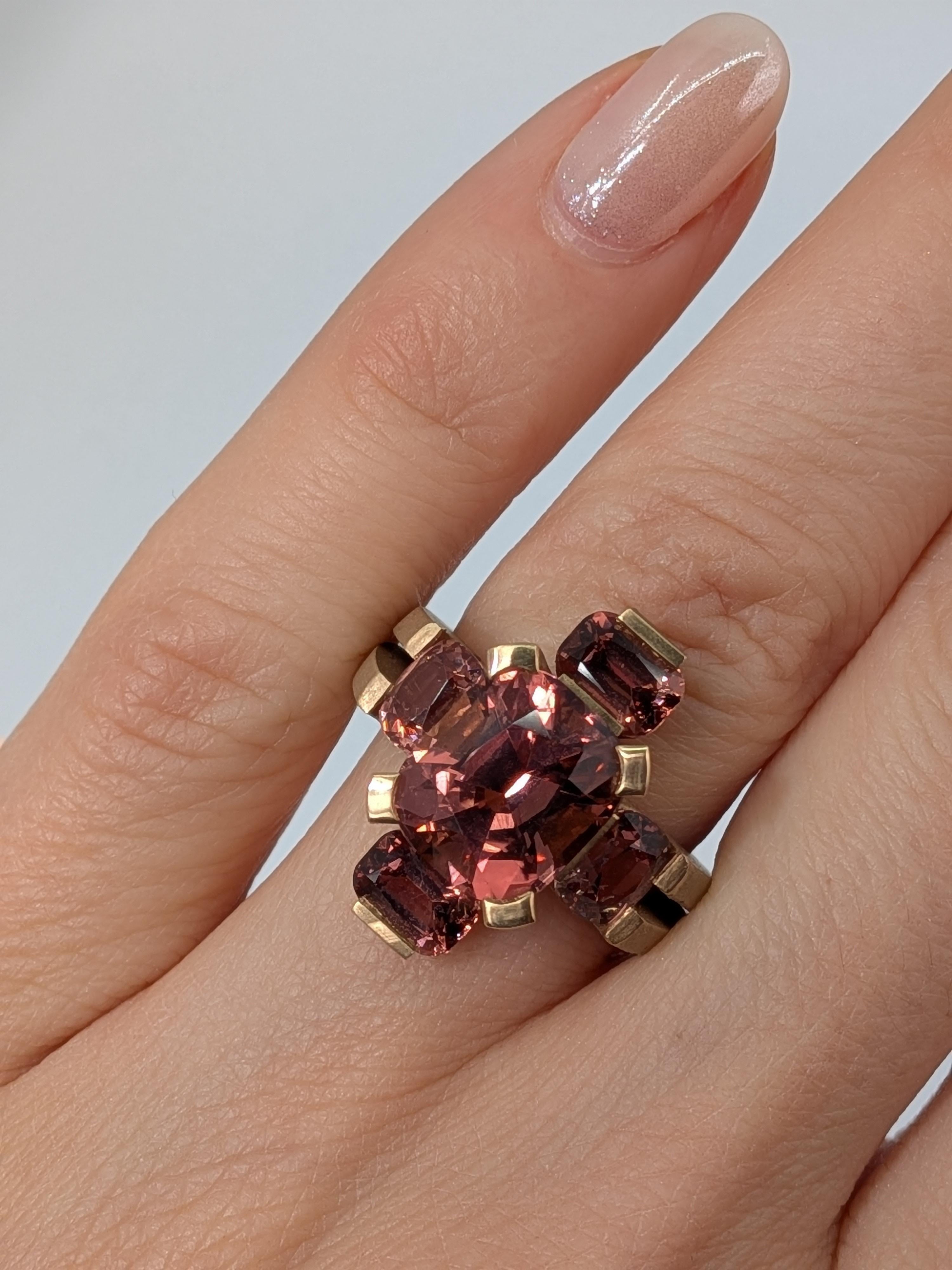 Taglio cuscino Anello MXHM in oro rosa 18k 750 con tormalina color pesca e granati Malaya in vendita