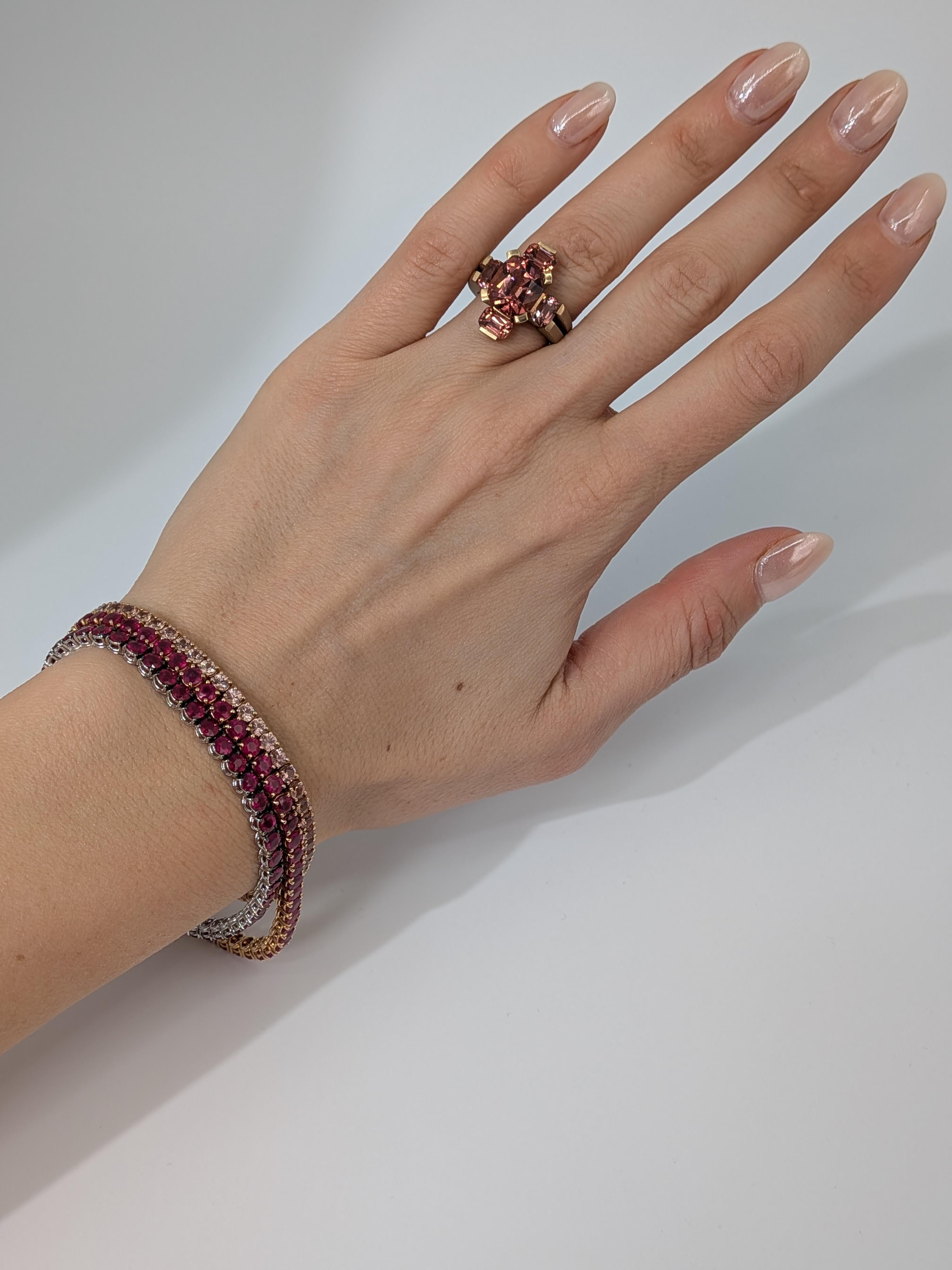 Anello MXHM in oro rosa 18k 750 con tormalina color pesca e granati Malaya In condizioni Nuovo in vendita a München, DE