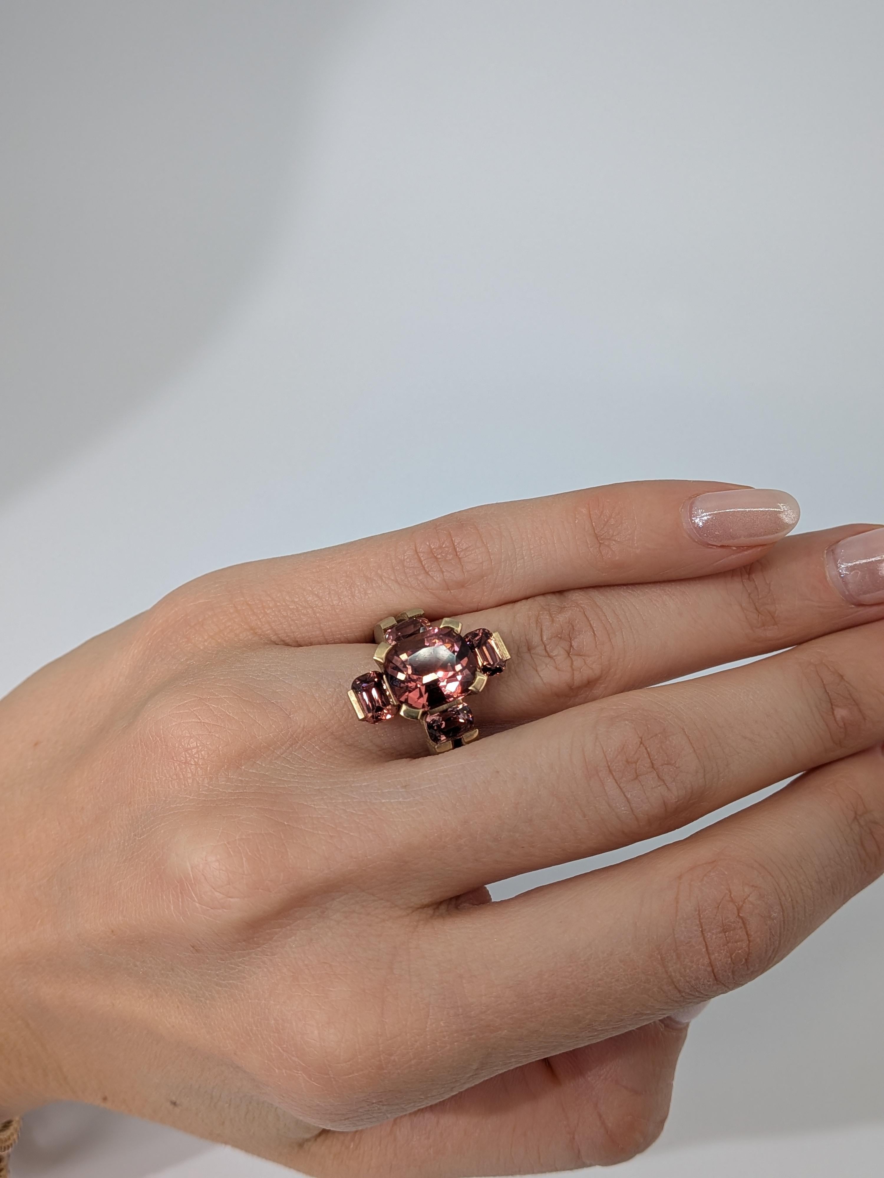 Anello MXHM in oro rosa 18k 750 con tormalina color pesca e granati Malaya in vendita 1