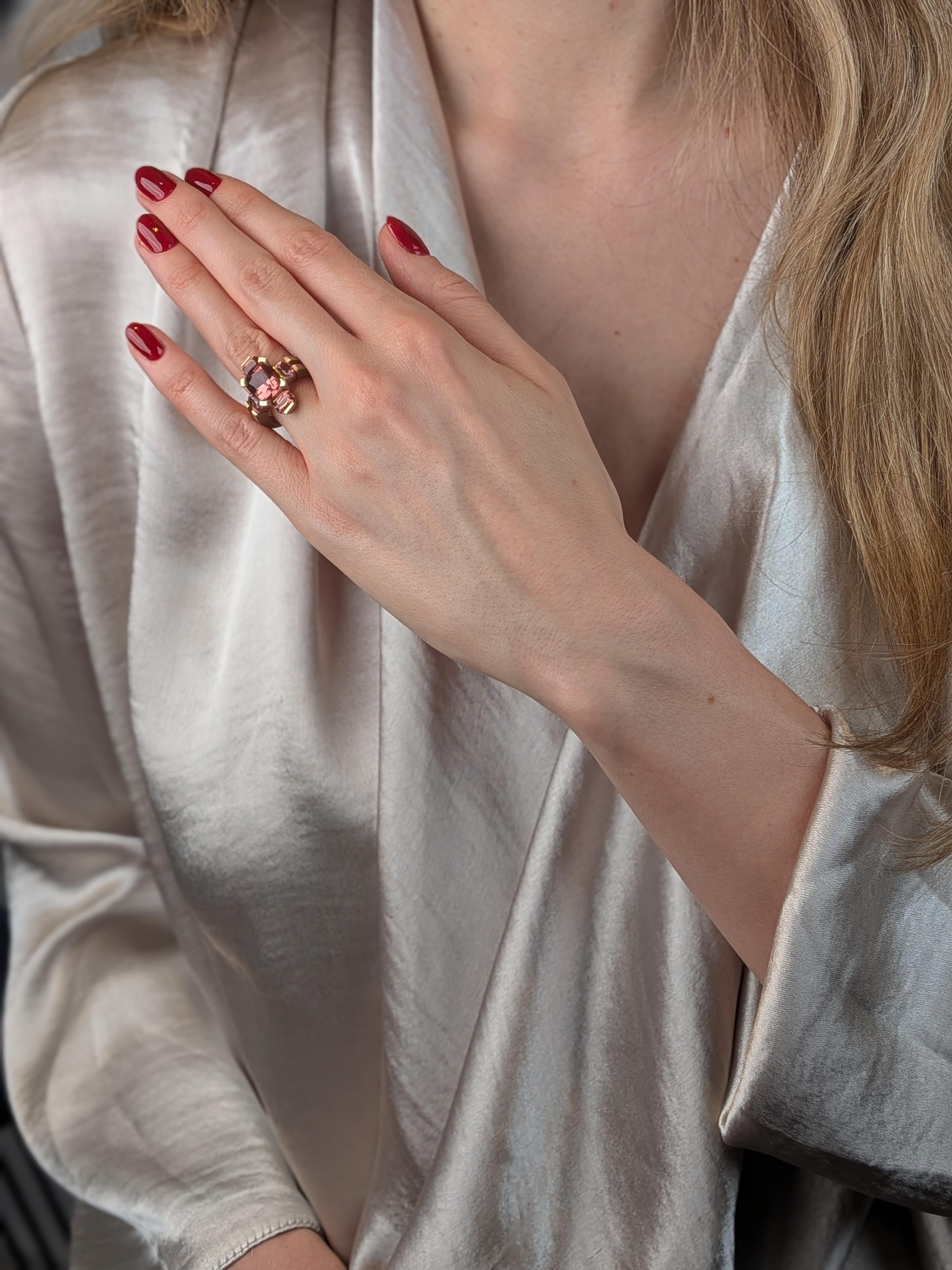 Anello MXHM in oro rosa 18k 750 con tormalina color pesca e granati Malaya in vendita 2