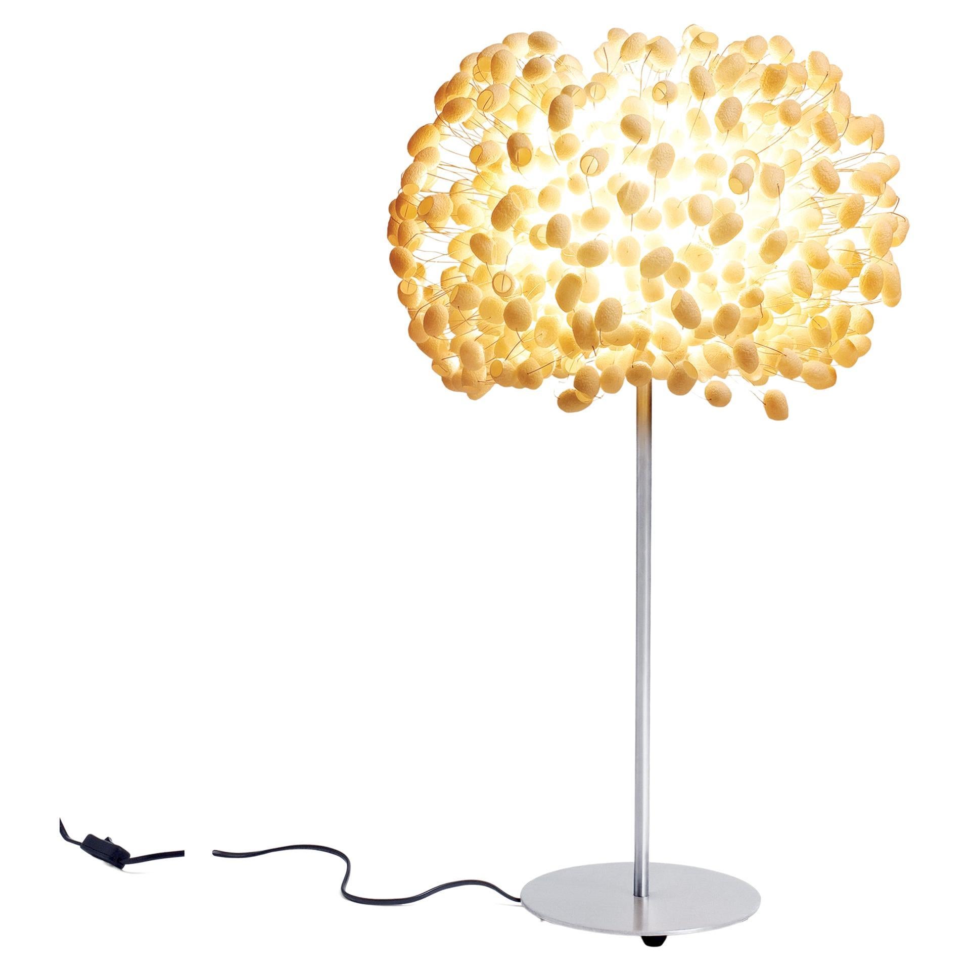 My Chrysalis by Ango, einzigartige handgefertigte Cocoon-Tischlampe aus Seide im Angebot