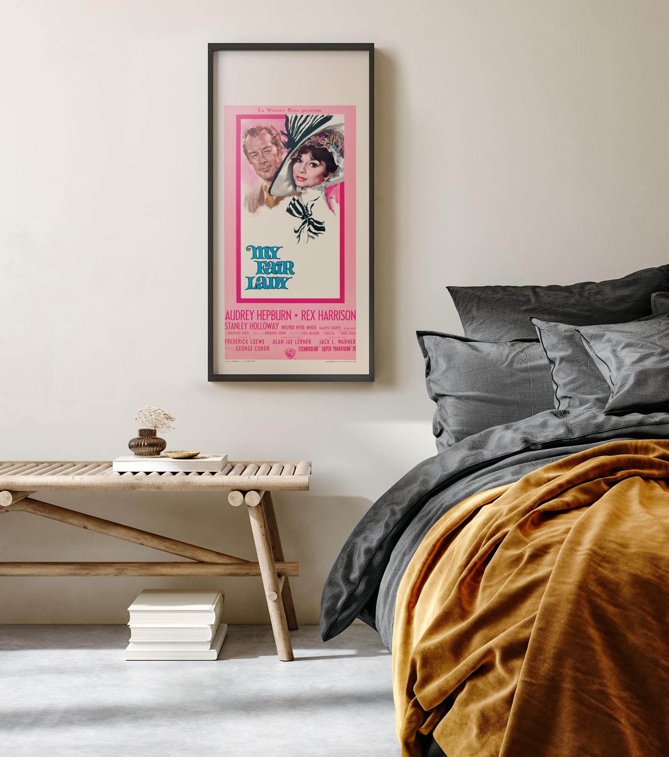 Belle affiche italienne Locandina pour le film classique My Fair Lady, avec Audrey Hepburn et Rex Harrison. De la première année de sortie du film en Italie. 

Cette affiche de film vintage originale a été professionnellement doublée de lin et