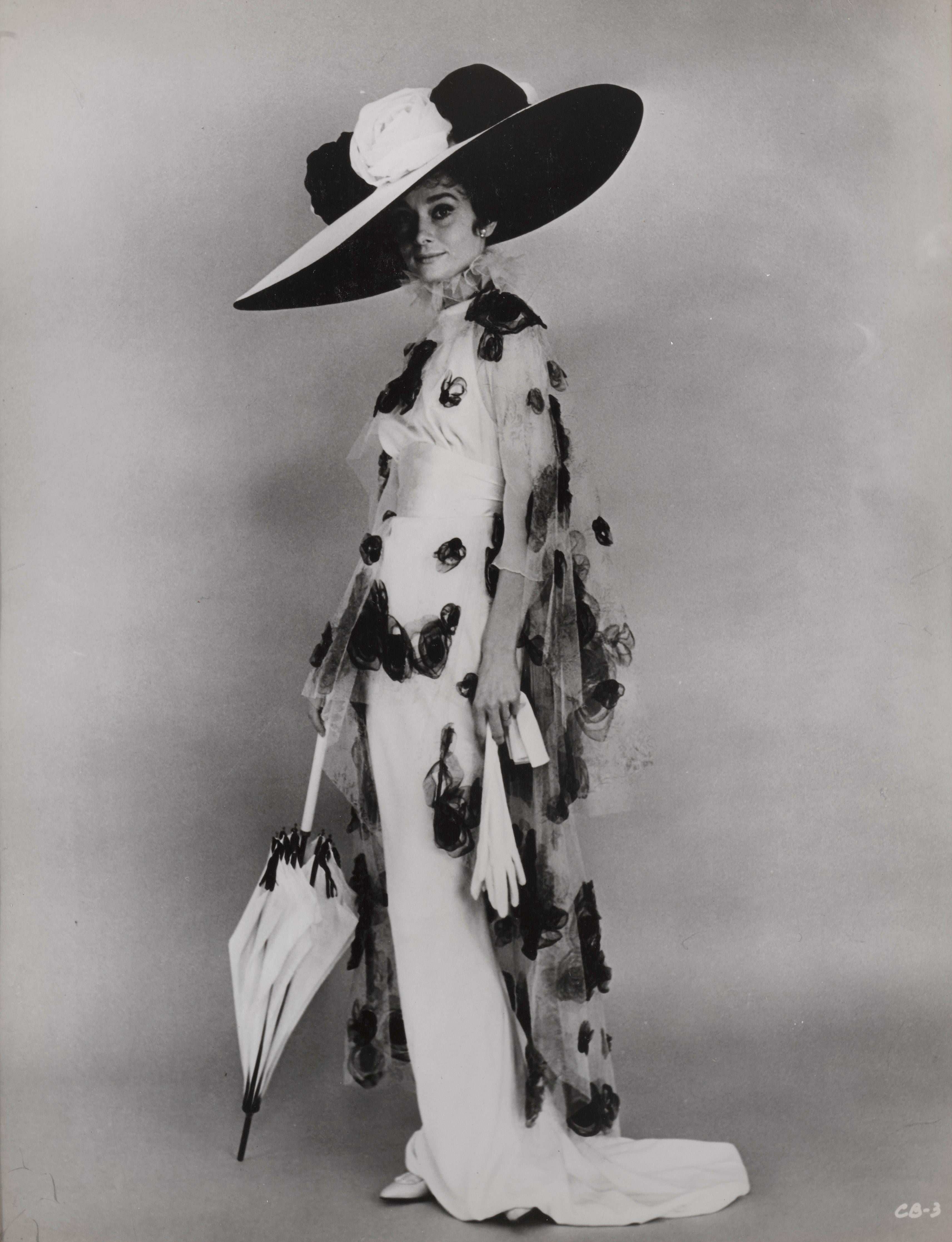 Original Deluxe-Doppelgewicht-Studiofotografie Cecil Beaton (1904-1980) für My Fair Lady 1964.
Dieser Film mit Audrey Hepburn und Rex Harrison in den Hauptrollen wurde von George Cukor inszeniert.
Dieses Werk ist in einem Sapele-Holzrahmen mit