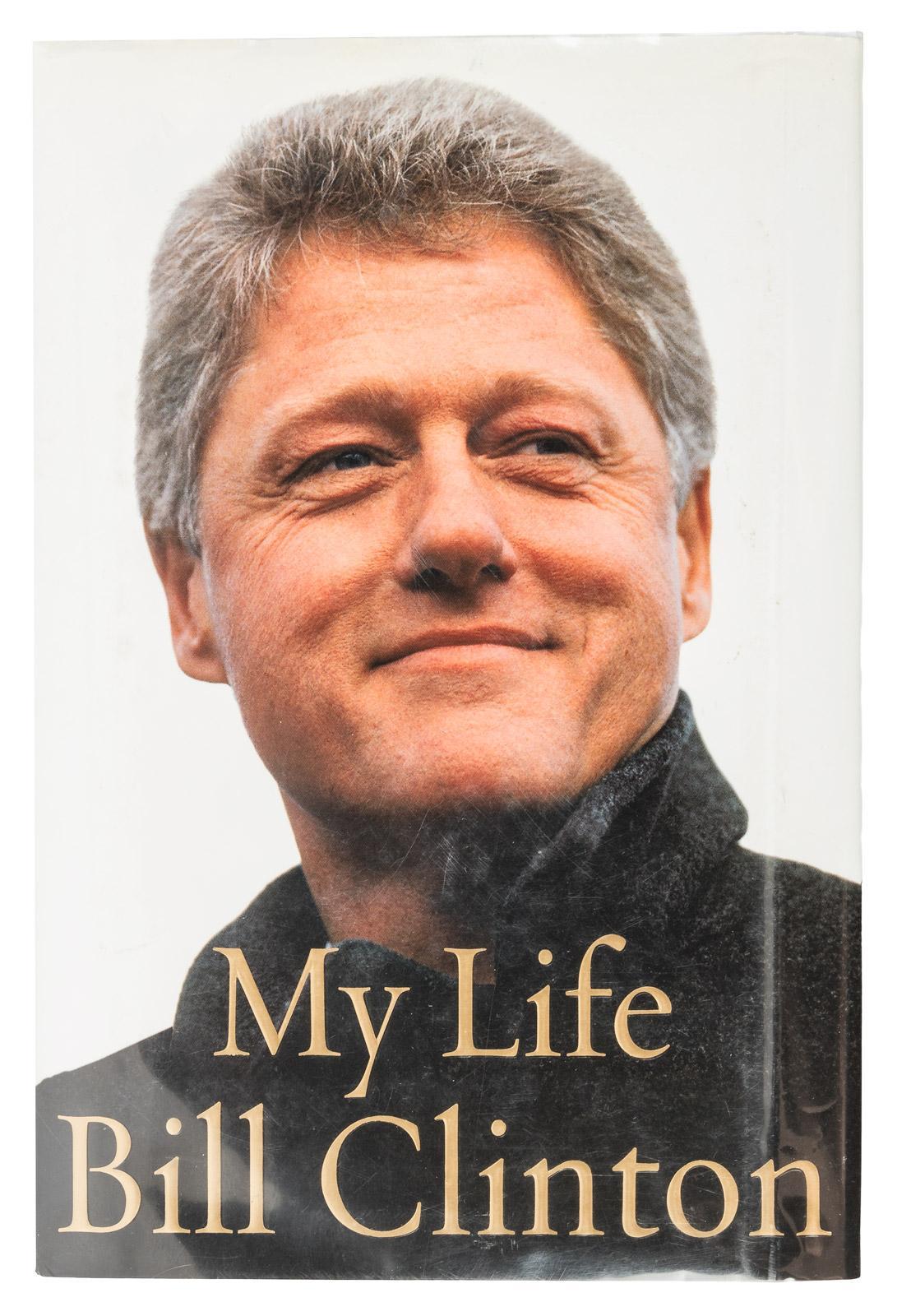 Clinton, Bill. Mein Leben.  New York: Alfred A. Knopf, 2004. Erste Ausgabe, erster Druck, 8ov. Unterzeichnet von Bill Clinton auf der Titelseite. In blauen Originalschubern und illustriertem Schutzumschlag.

Dies ist eine signierte Erstausgabe von
