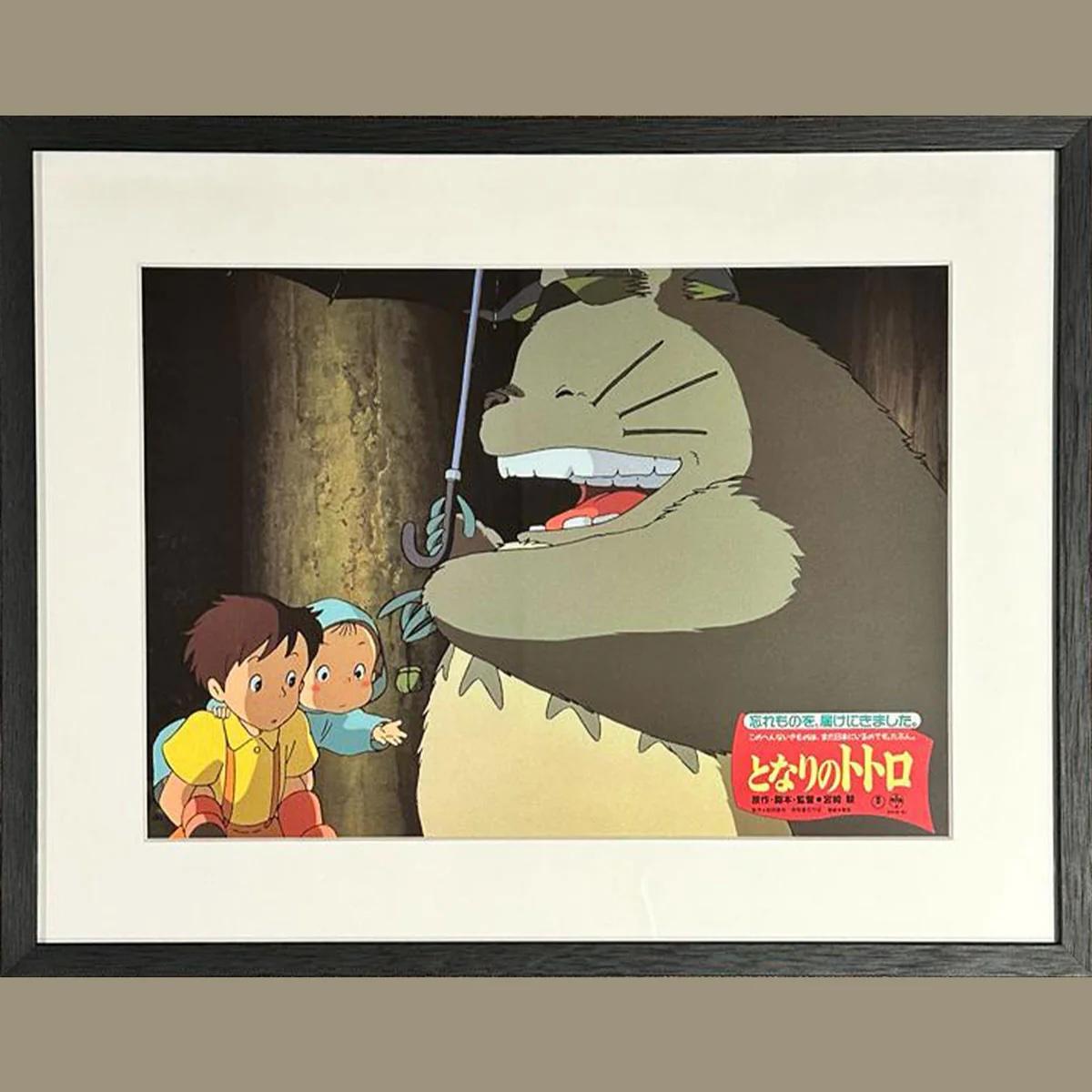 My Neighbor Totoro (1988) - FRAMED
Original Japanese Lobby Card (10 X 14 Inches)

My Neighbour Totoro (1988) – Original Japanese Lobby Card (Laughter Scene)

An original 1988 Japanese cinema lobby card from Hayao Miyazaki’s My Neighbour Totoro
