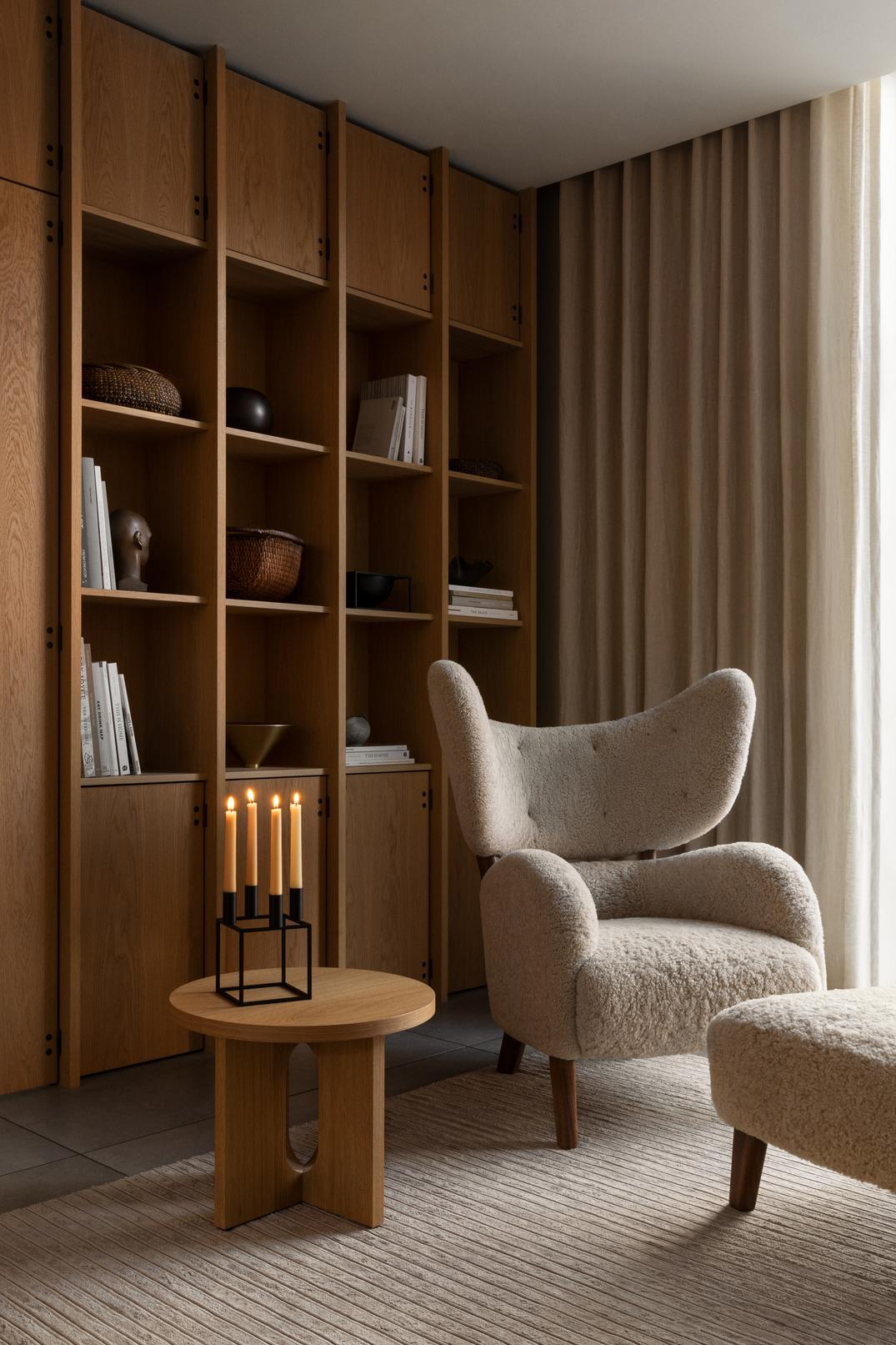 Conçue par Flemming Lassen en 1938, My Own Chair est une pièce originale et accrocheuse du design moderne danois du milieu du siècle. Lors de son lancement, il a reçu beaucoup d'éloges pour sa forme sculpturale et ses ailes distinctives, mais sa
