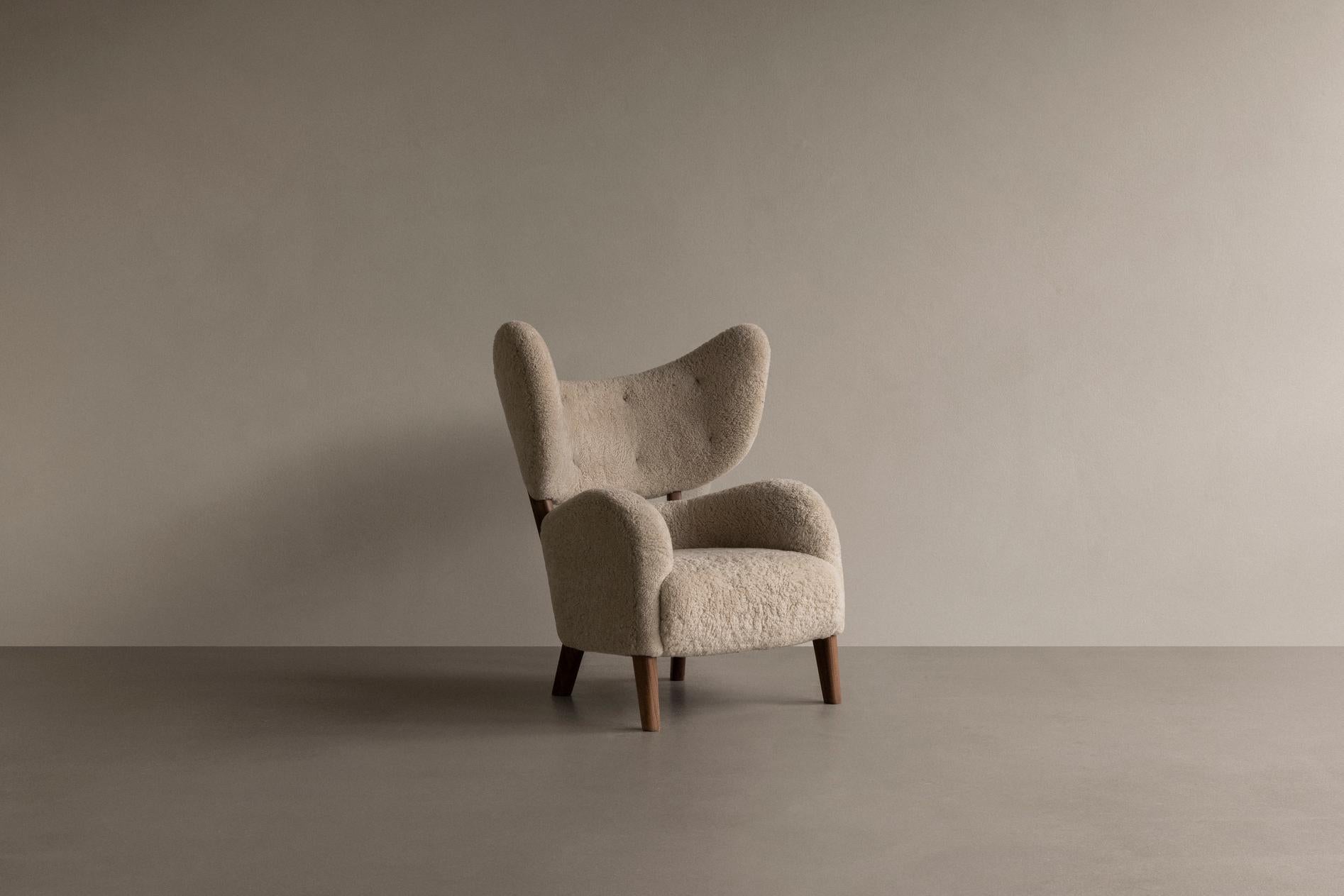 XXIe siècle et contemporain Chaise longue My Own Chair - Peau de mouton clair de lune/noyer par Flemming Lassen pour Audo en vente