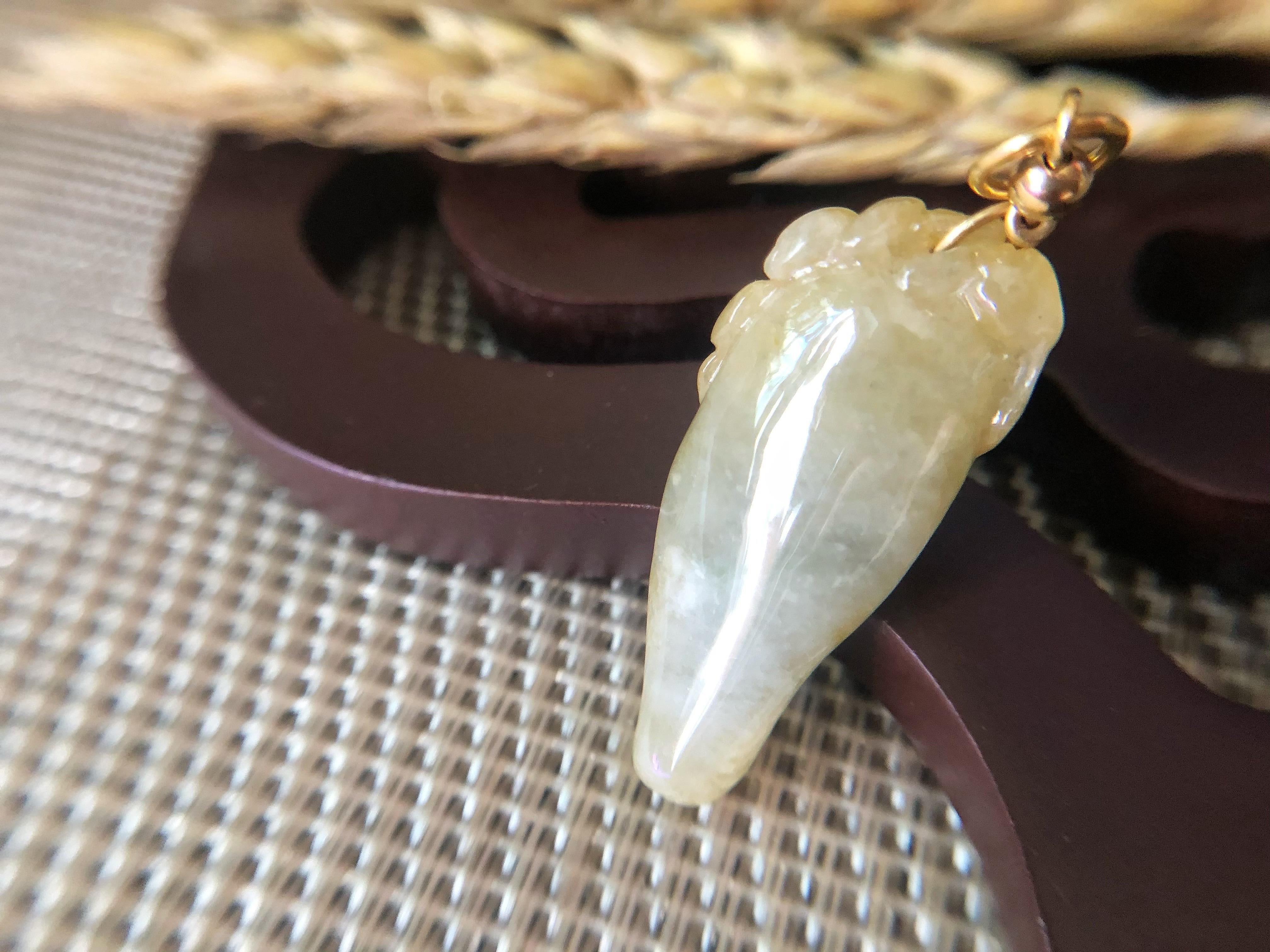 Questo ciondolo di giada è 100% giada naturale, non trattata e non tinta di tipo A del Myanmar. È intagliato a mano a forma di pesca e pipistrello.  Un'incisione con una pesca, ad esempio, rappresenta solitamente una lunga vita. Questo perché la