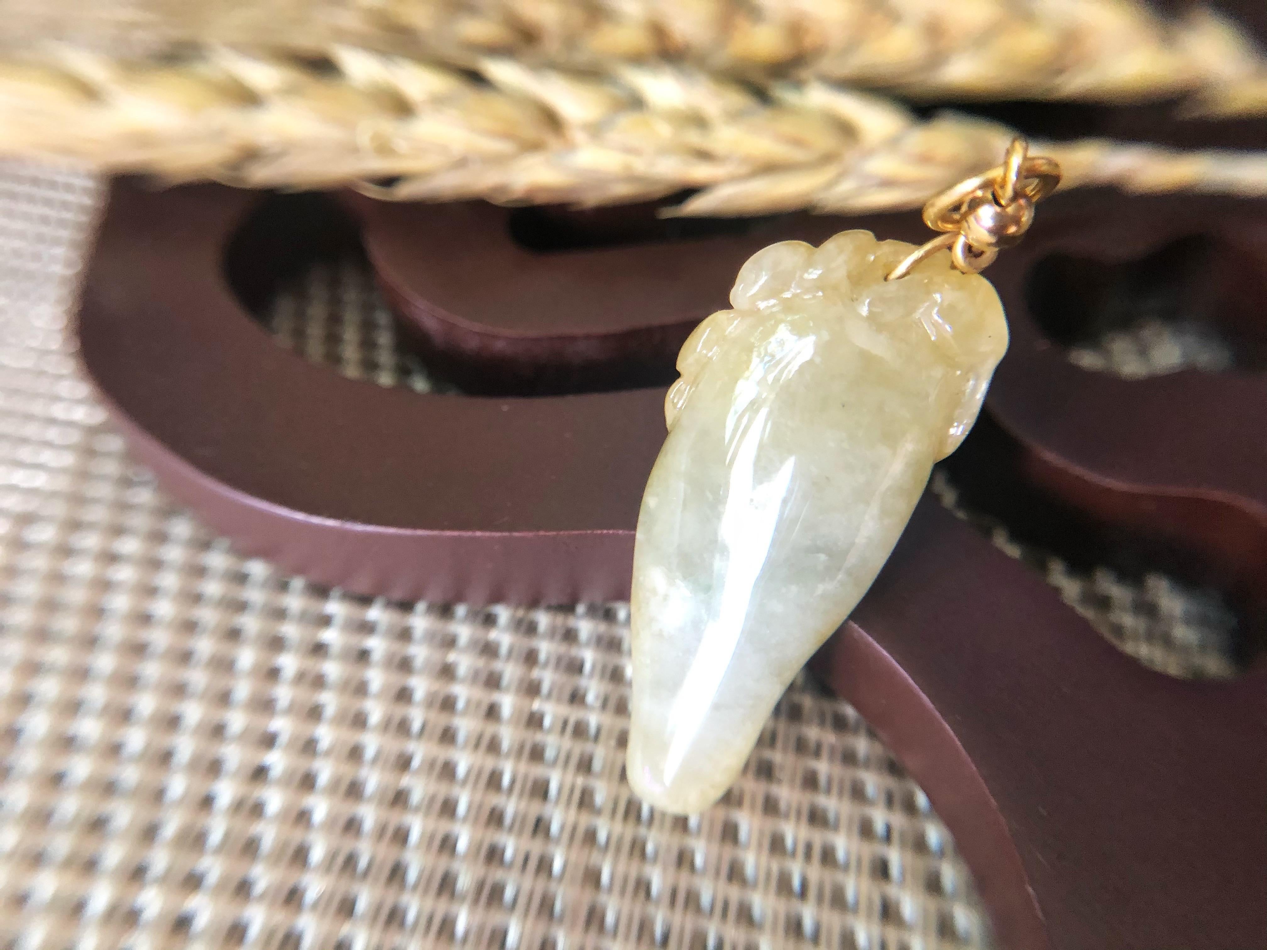 Artigiano Ciondolo di giada gialla Miele del Myanmar con cappa d'oro 18 carati e intaglio di pipistrelli in vendita