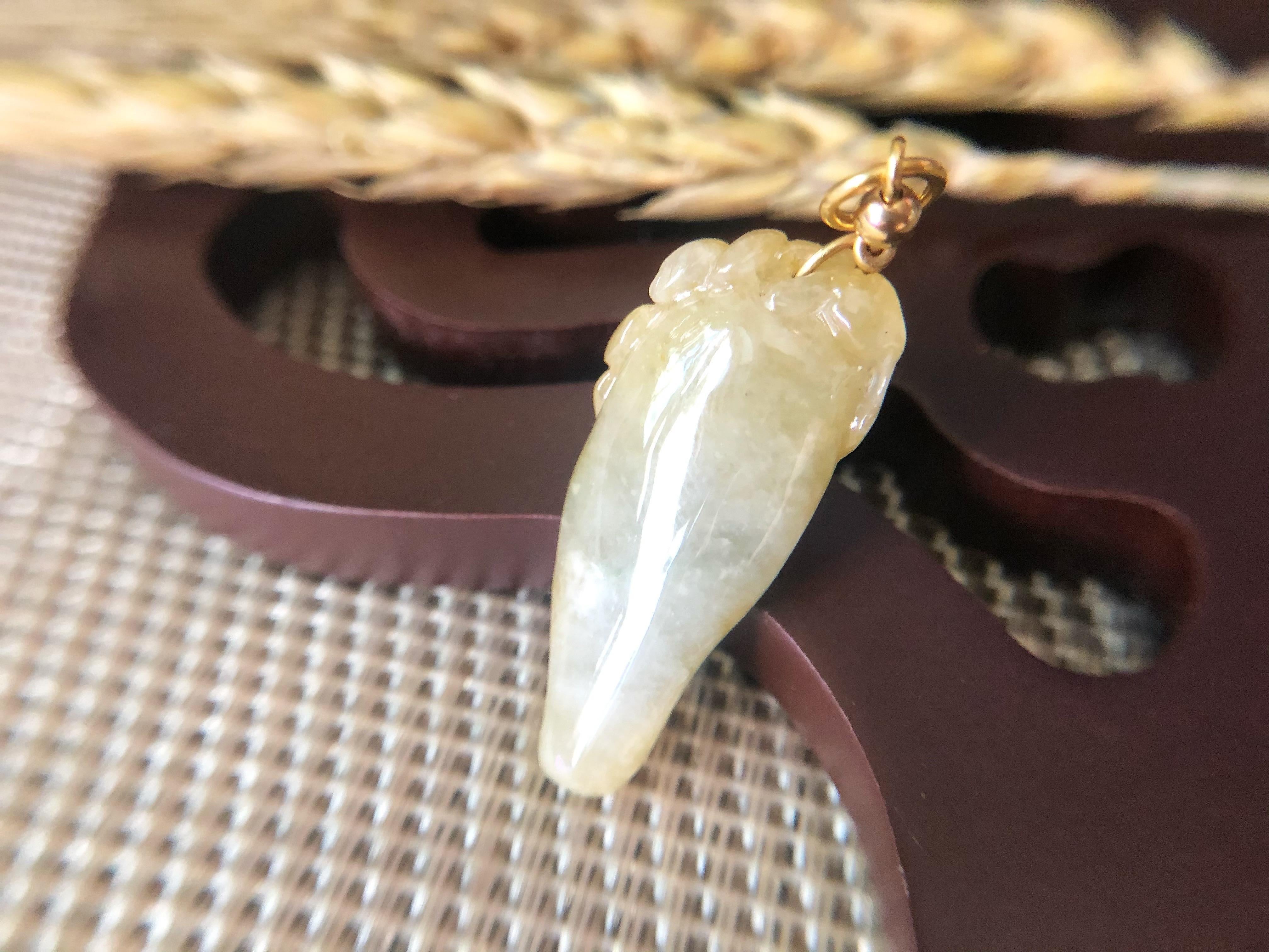 Taglio misto Ciondolo di giada gialla Miele del Myanmar con cappa d'oro 18 carati e intaglio di pipistrelli in vendita