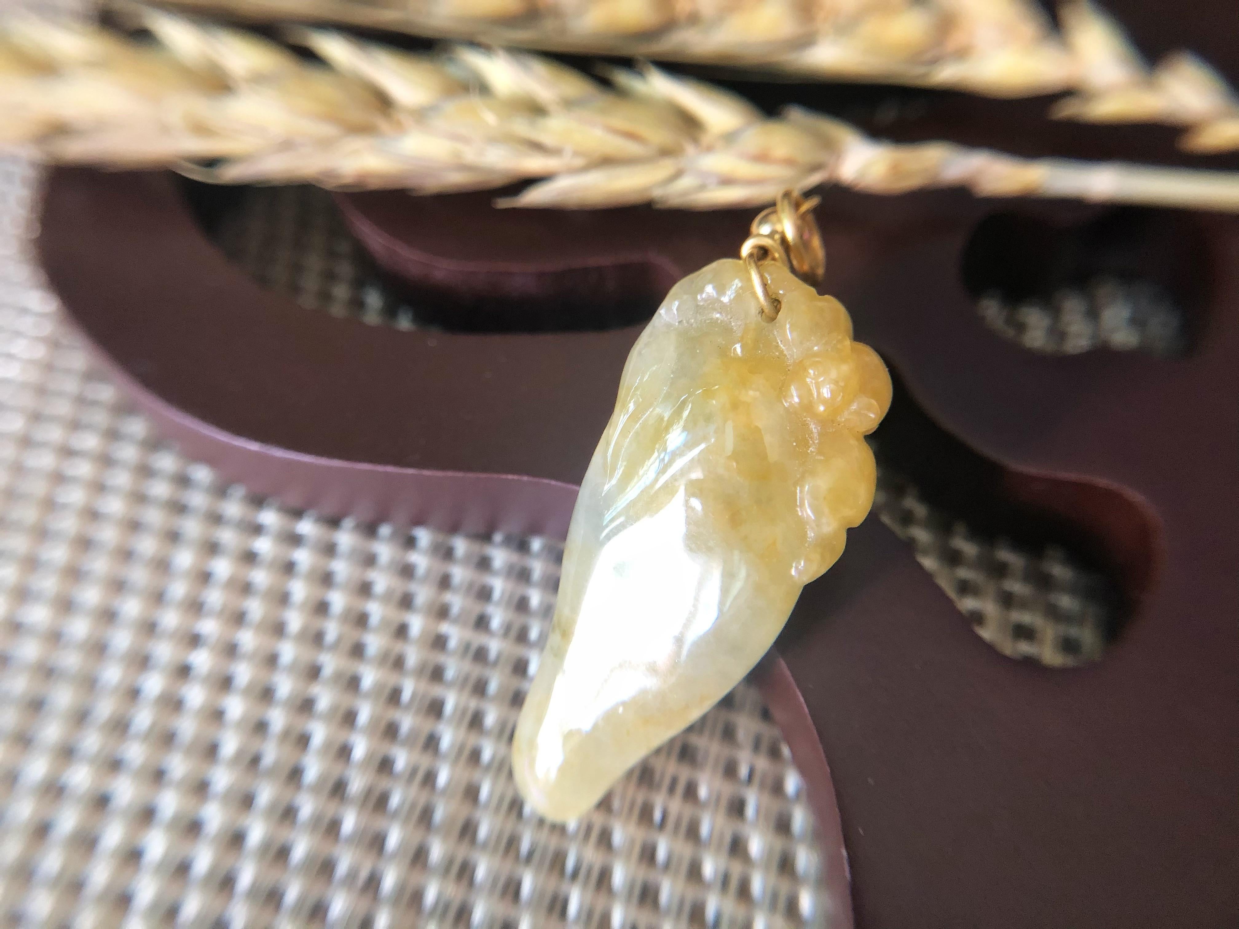 Ciondolo di giada gialla Miele del Myanmar con cappa d'oro 18 carati e intaglio di pipistrelli In condizioni Nuovo in vendita a Kowloon, HK