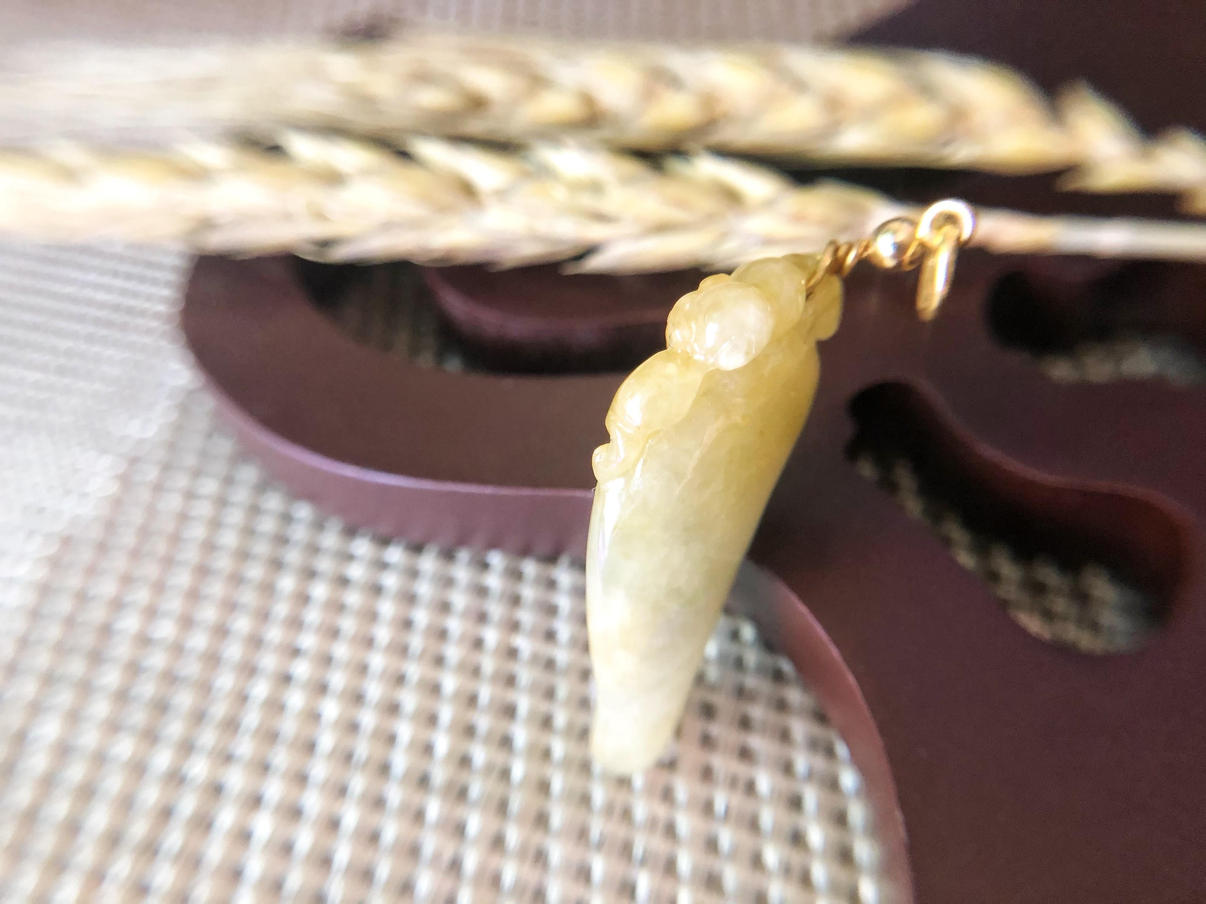 Ciondolo di giada gialla Miele del Myanmar con cappa d'oro 18 carati e intaglio di pipistrelli in vendita 2