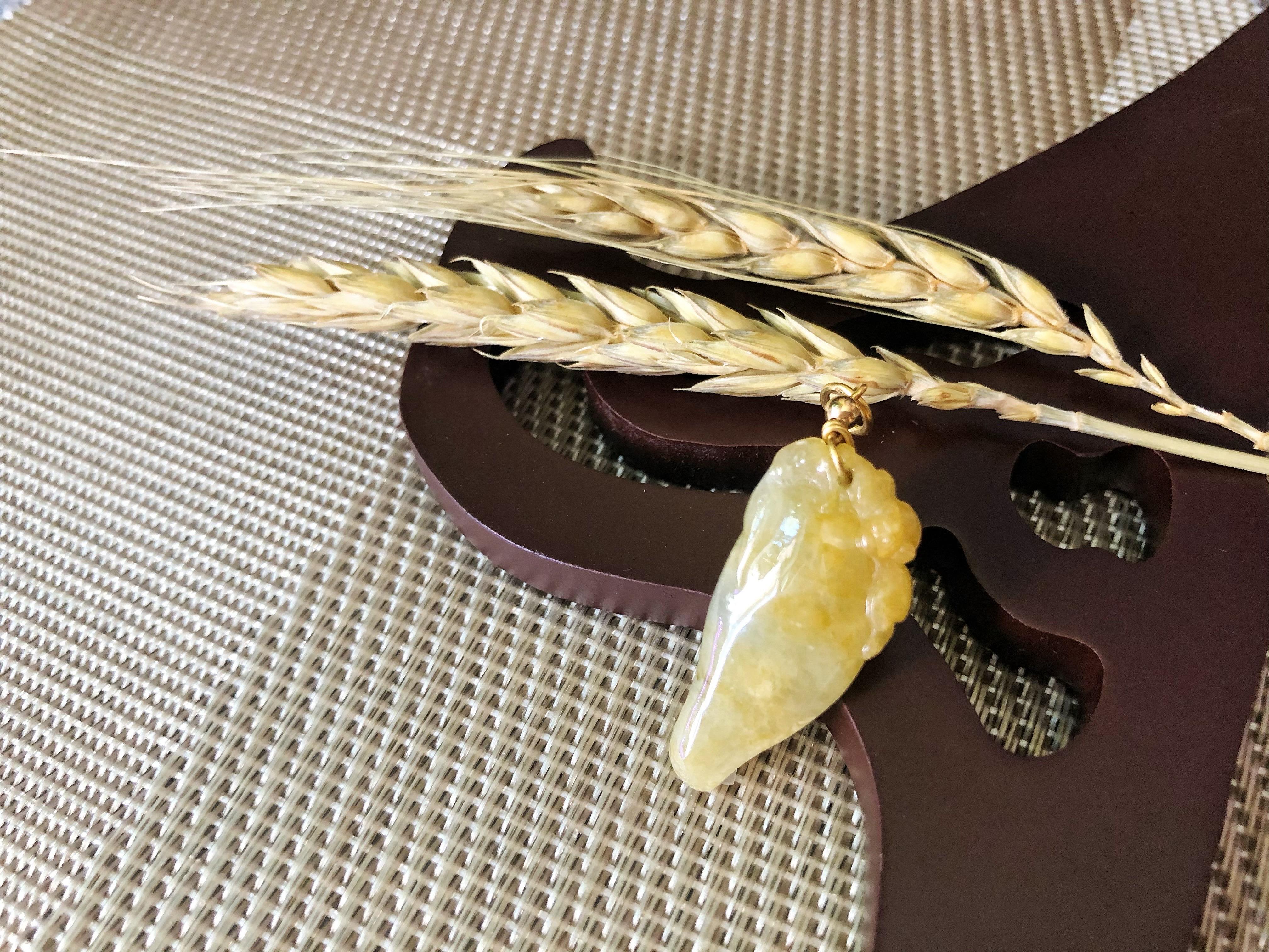 Ciondolo di giada gialla Miele del Myanmar con cappa d'oro 18 carati e intaglio di pipistrelli in vendita 3