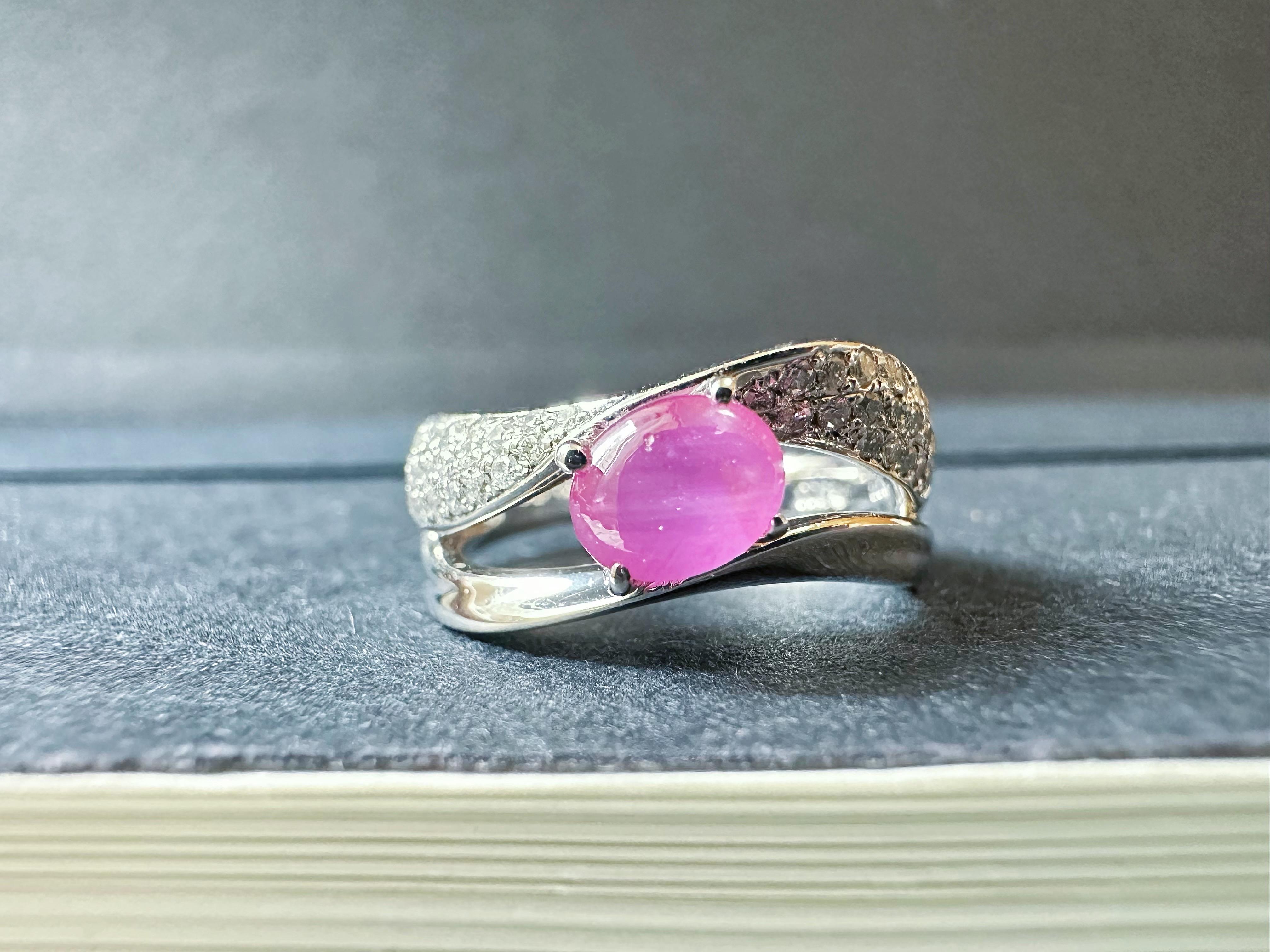 Nous vous présentons notre bague en rubis étoilé naturel, fabriquée à la main, avec un superbe rubis étoilé de 1,04 carat provenant du Myanmar, élégamment serti dans du platine Pt900 de haute qualité et rehaussé de diamants brillants. Cette pièce
