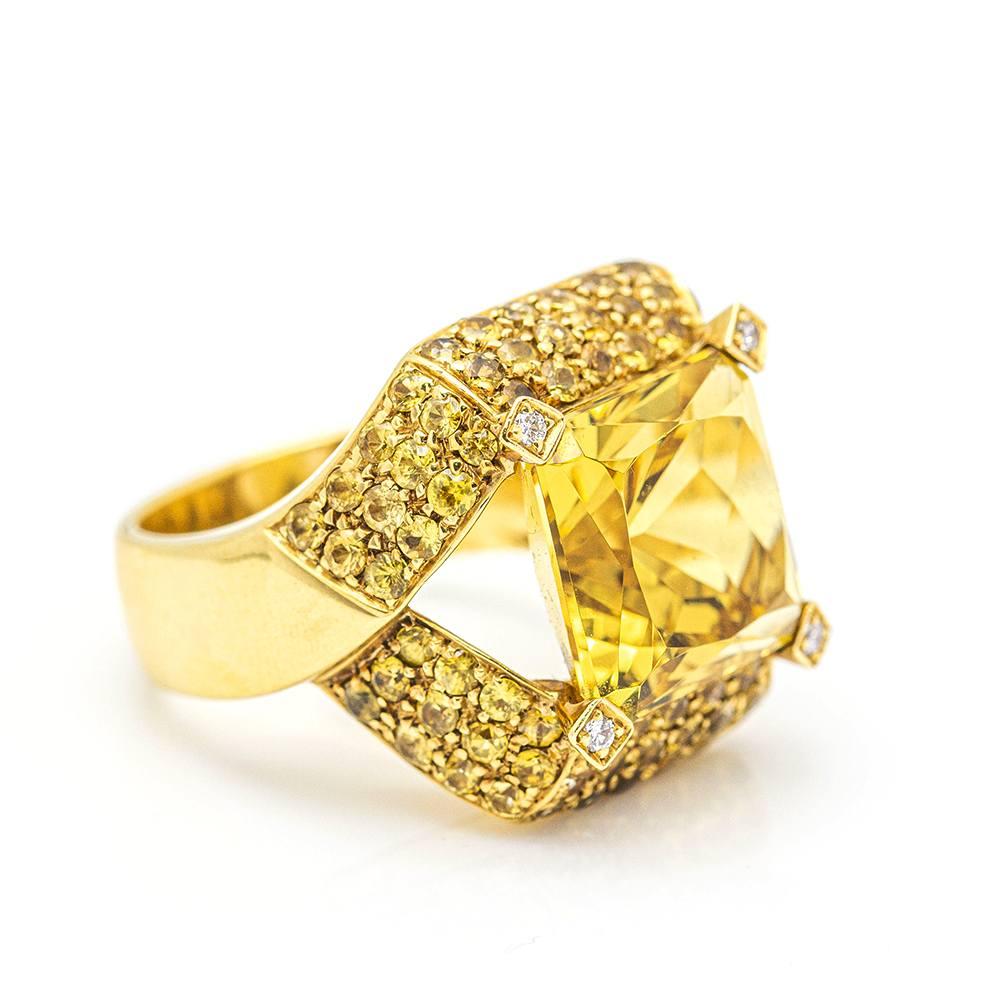 Gelbgold und Saphire Ring für Frau  4x Diamanten im Brillantschliff mit einem Gesamtgewicht von 0,07 Karat, in G/VS-Qualität  83x Gelbe Saphire aus Myanmar mit einem Gesamtgewicht von 14,65  18kt Weißgold  21,56 Gramm  Größe 15,5 kann an andere