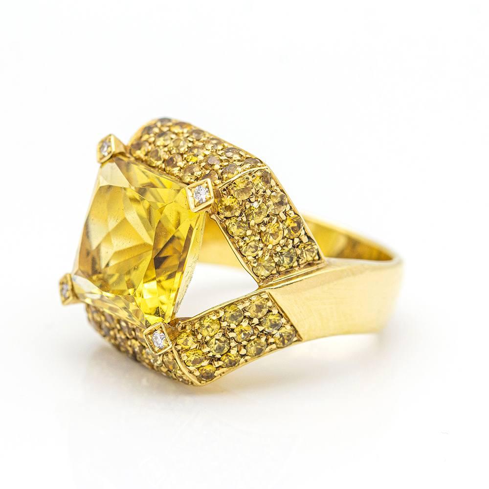 Women's MYANMAR Yellow Gold and Sapphire Ring. For Sale