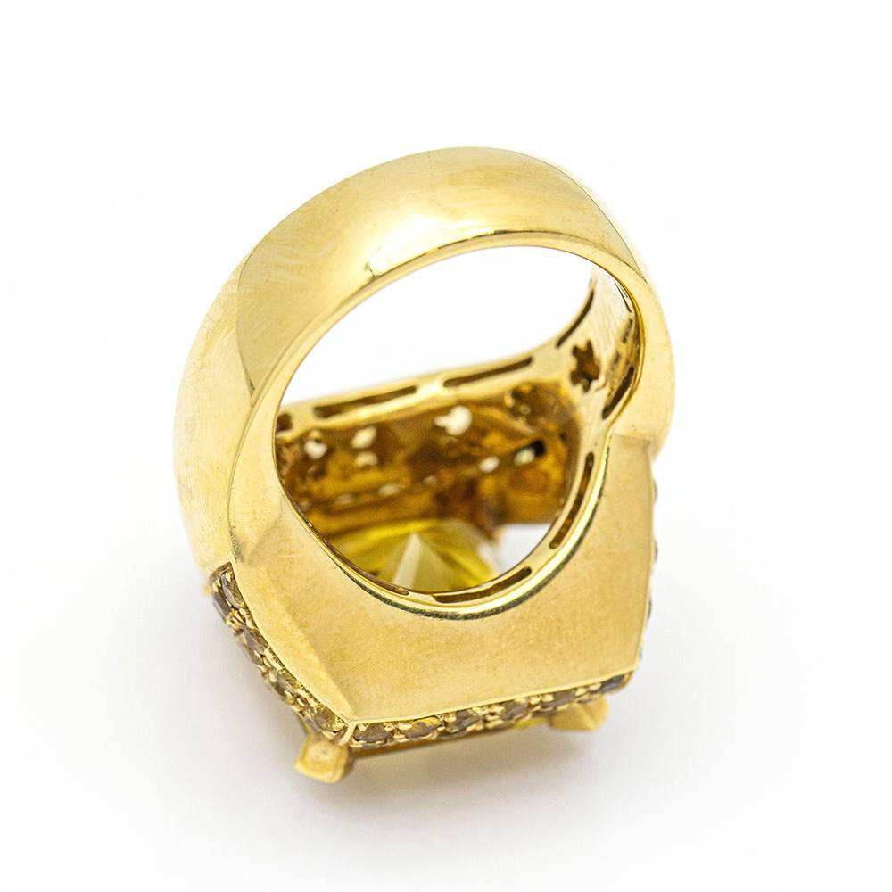 MYANMAR Yellow Gold and Sapphire Ring. For Sale 2