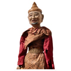 Muñeca de Myanmar con túnica roja