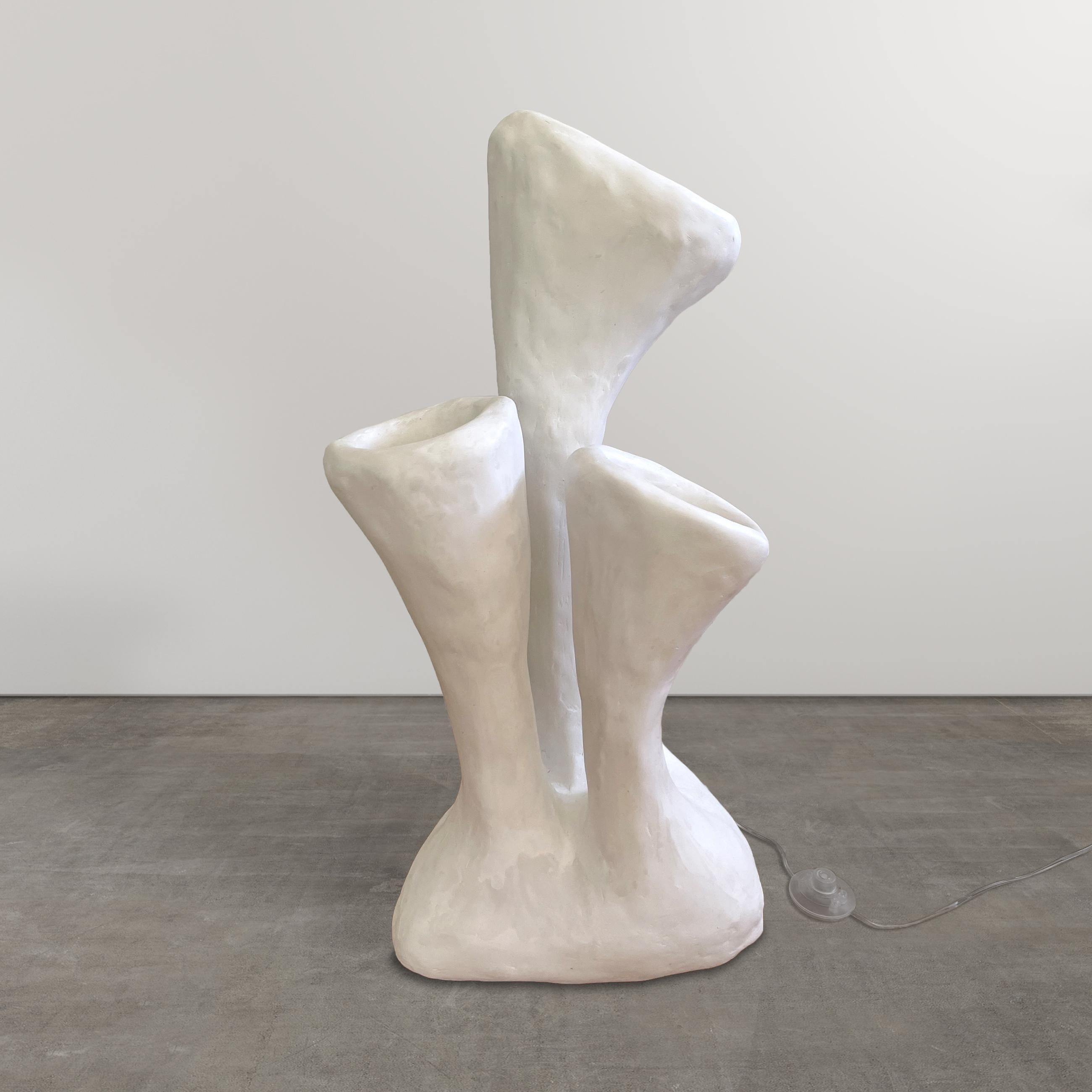 La scultura funzionale e la lampada da tavolo di Alexey traggono ispirazione dall'intrigante mondo dei funghi. Le forme uniche di questi organismi, collegati da un sistema di radici sotterranee, sono alla base dei suoi disegni.

Con il suo lavoro,
