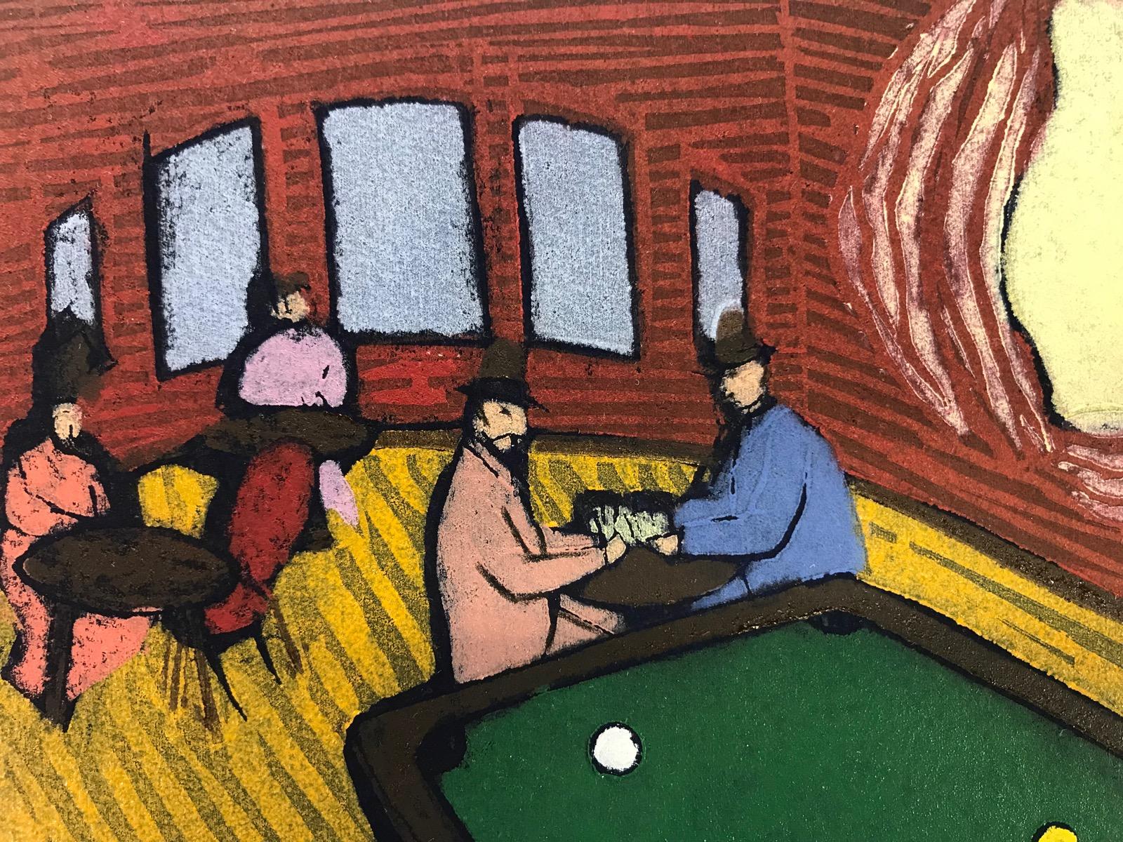 Una xilografia su carta in edizione limitata di Mychael Barratt raffigurante Vincent Van Gogh mentre gioca a biliardo. Un gatto appare accanto alla piscina con un gruppo di persone sedute ai tavoli, in una casa dalle pareti bordeaux e dai pavimenti