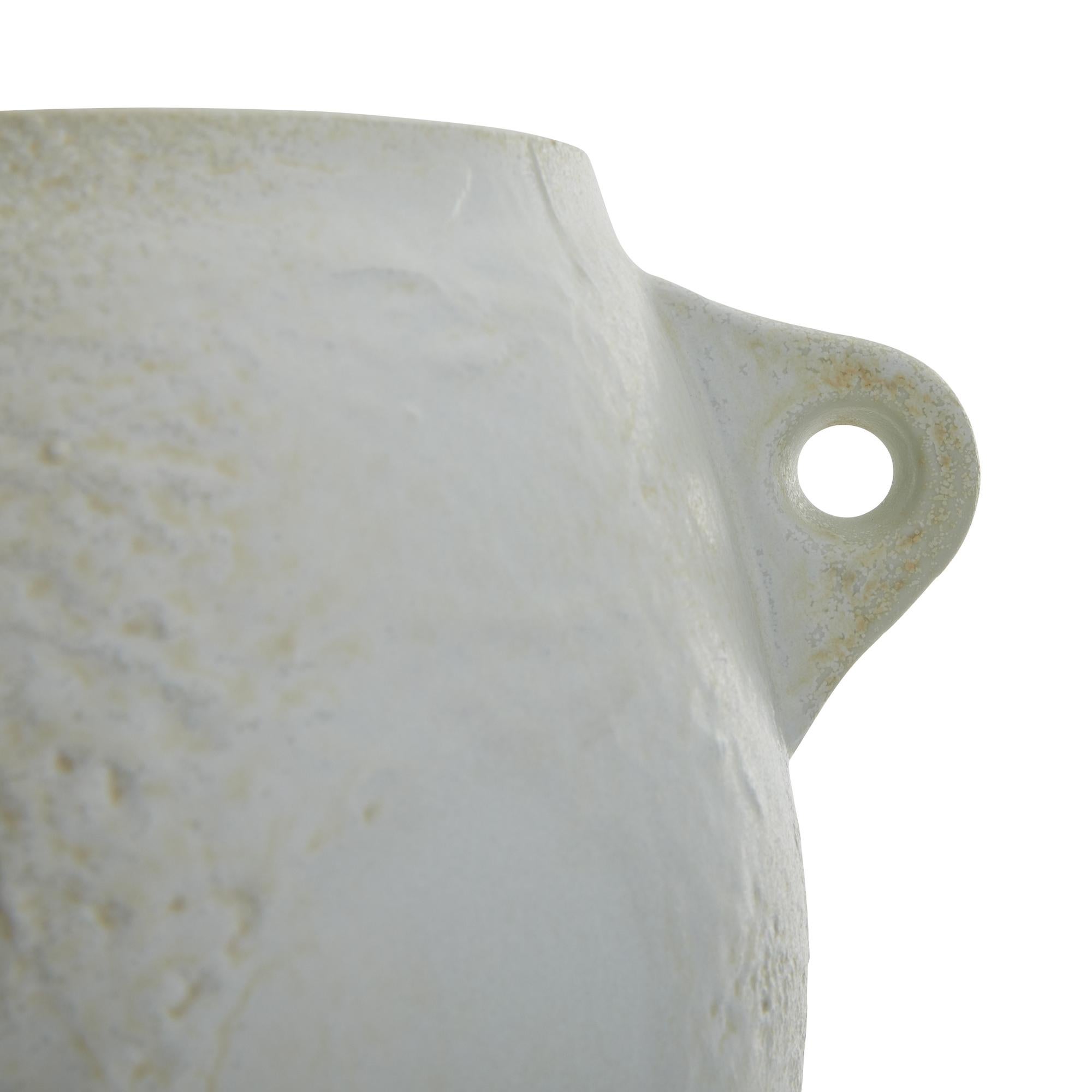 Vaso Myla
Realizzato in pregiata porcellana bianca, il vaso Myla trae ispirazione dalle antiche giare greche, reinterpretate in una graziosa forma a urna. Il corpo arrotondato poggia elegantemente su una base circolare, mentre un'unica affascinante