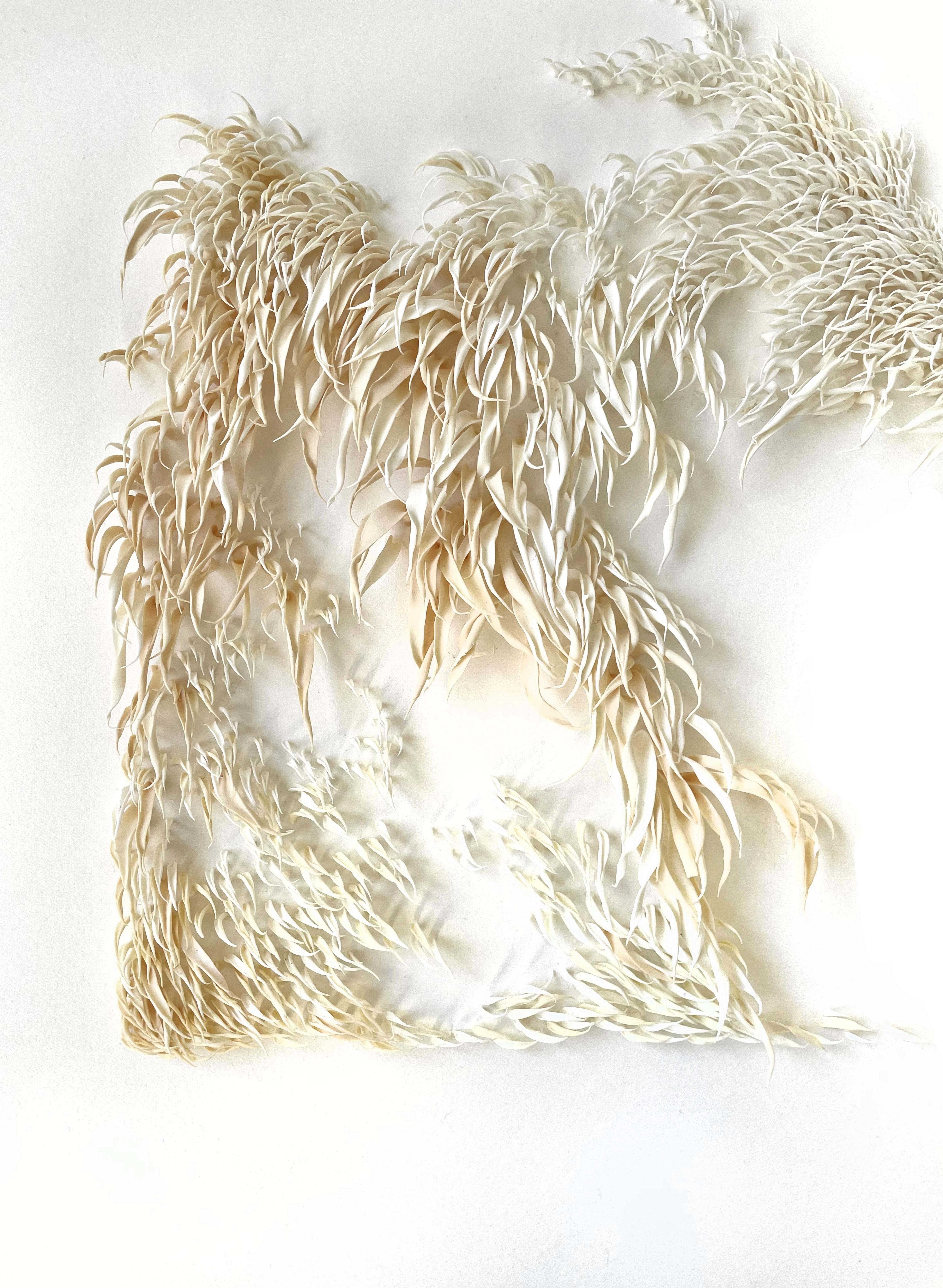 Gentle Current - abstrakte, von der Nature inspirierte weiße Minimal-Collage aus Ton auf Papier (Geometrische Abstraktion), Mixed Media Art, von Mylinh Ngyen