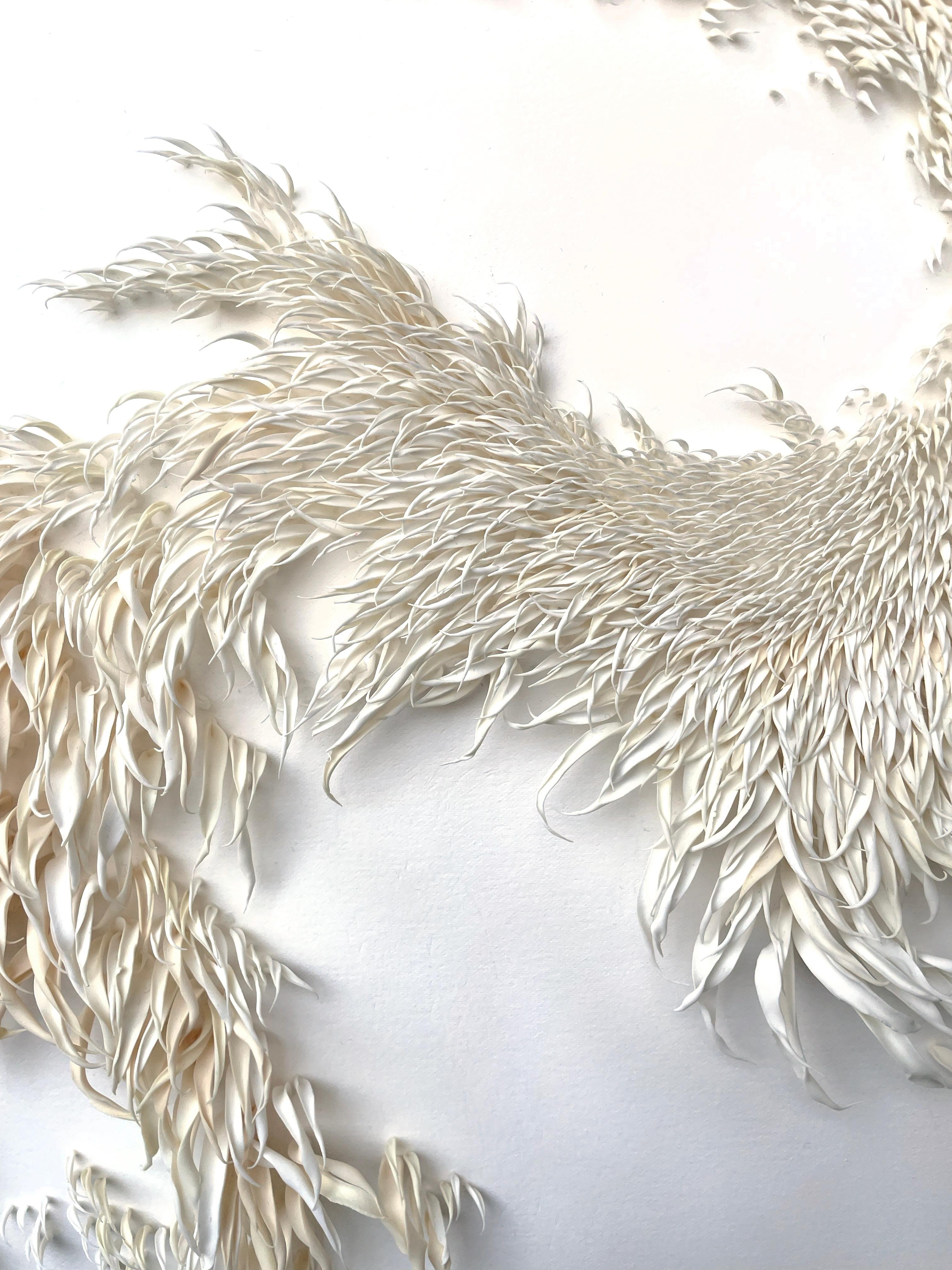 Las nuevas obras de Mylinh Nguyen, diseñadas a partir de resina polimérica, nos adentran en una naturaleza cuyo refinamiento provoca admiración. A partir de la fisonomía de especies vegetales vivas o extinguidas, la artista produce obras fascinantes