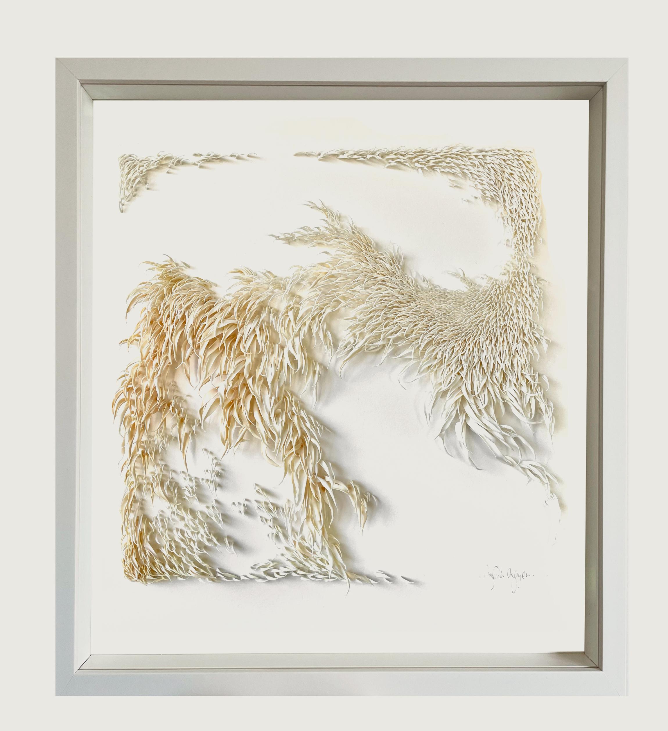 Gentle Current - abstrakte, von der Nature inspirierte weiße Minimal-Collage aus Ton auf Papier – Mixed Media Art von Mylinh Ngyen