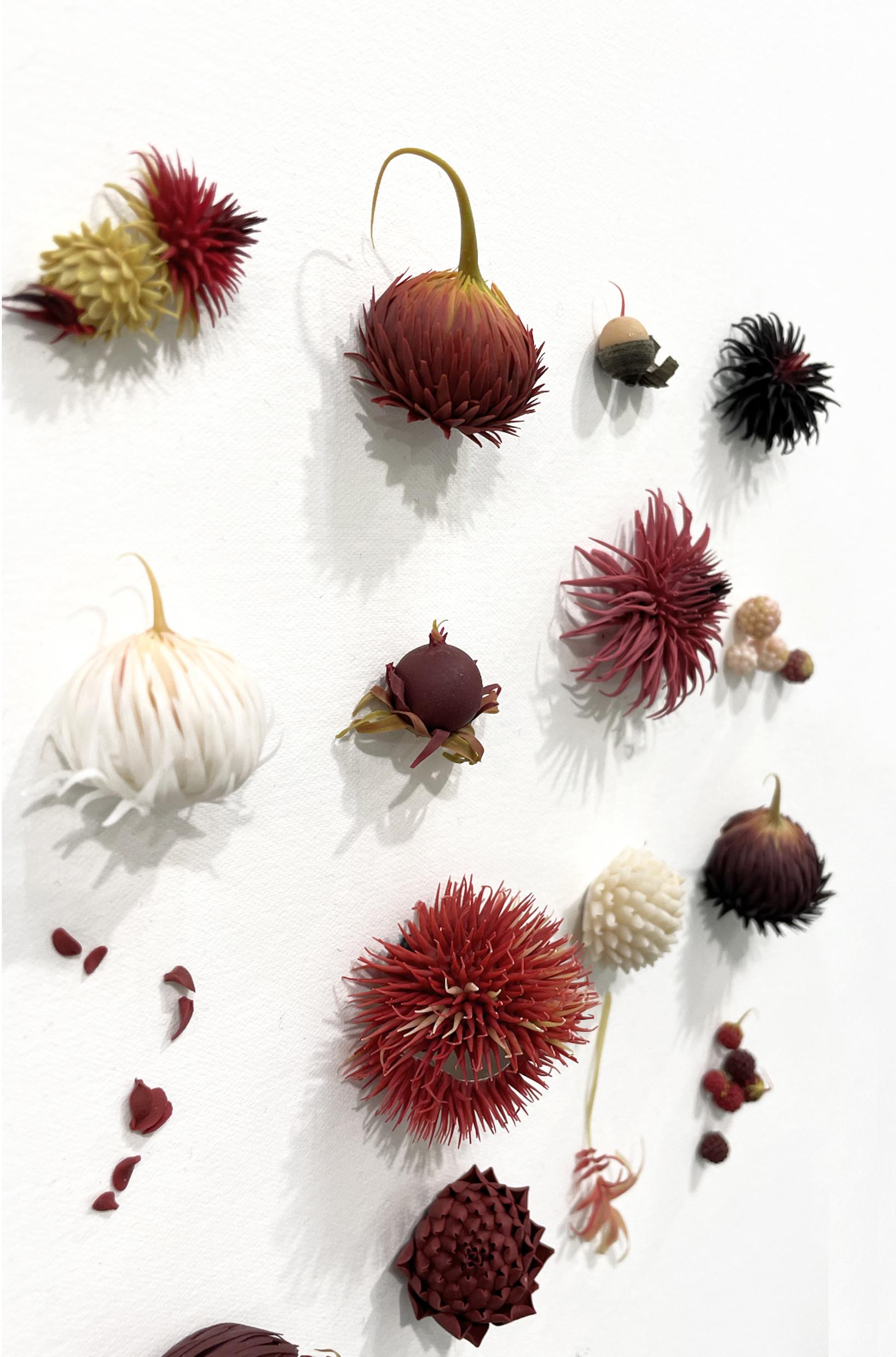 Red Picking - collage minimalista abstracto de arcilla sobre papel inspirado en la naturaleza - Art de Mylinh Ngyen