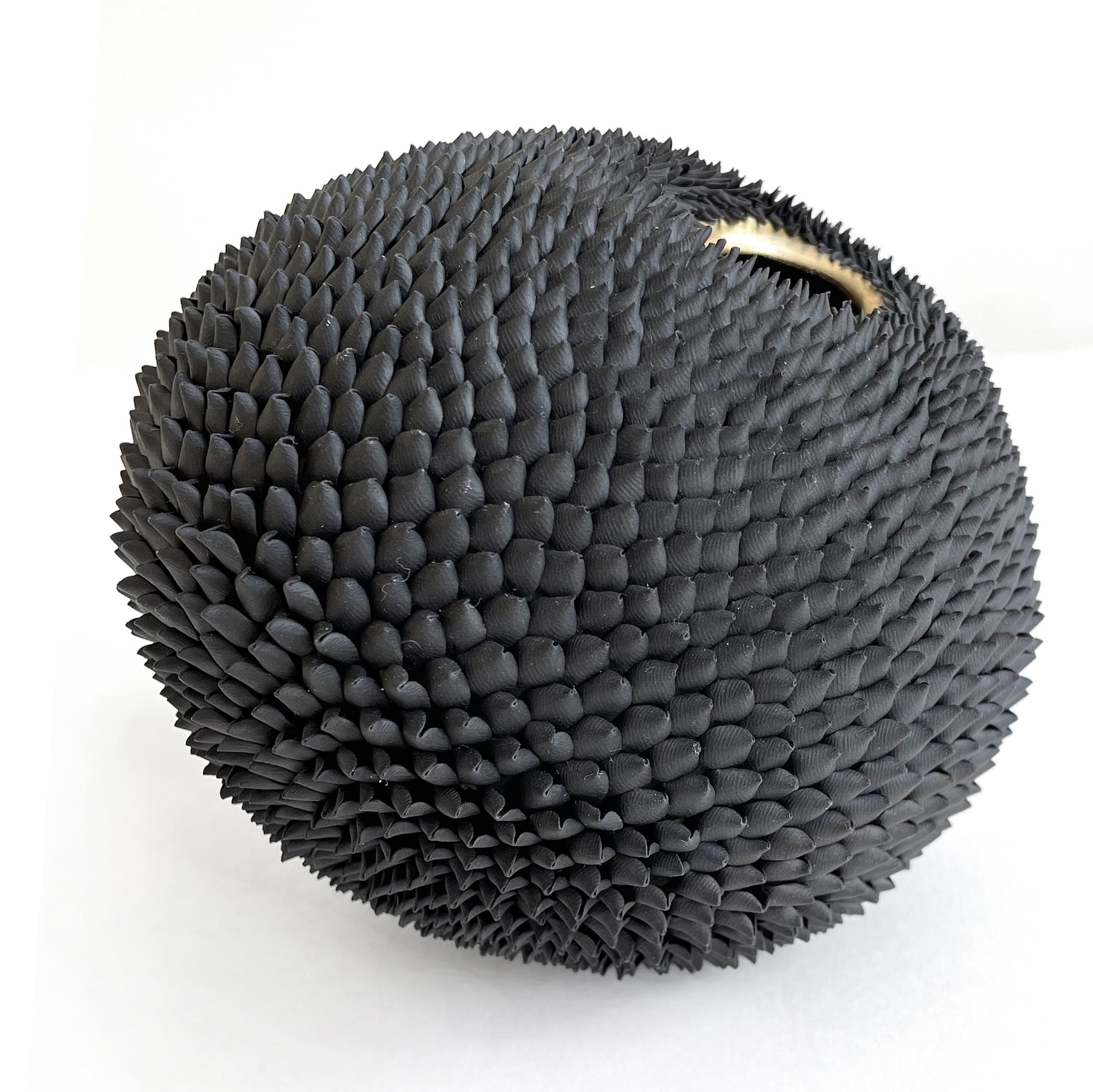 Graine noire - petite sculpture autoportante en argile sur laiton