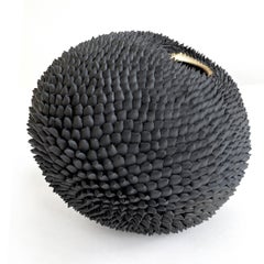Seme nero - piccola scultura free standing in argilla su ottone