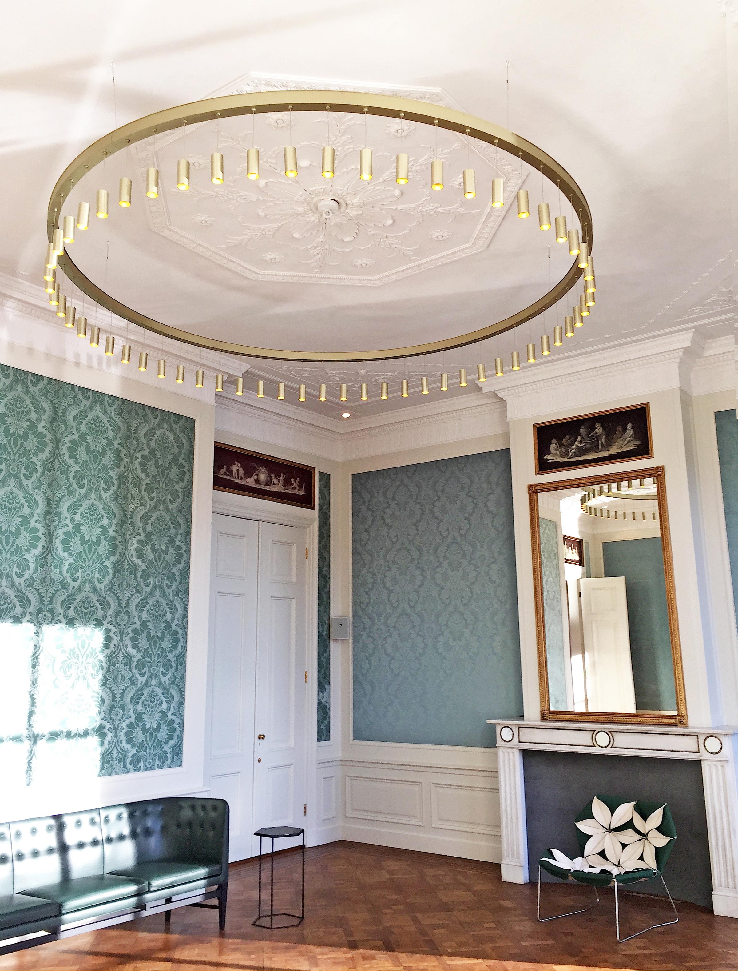Lampada a sospensione contemporanea Myllennia 100 Round in alluminio anodizzato nero di JSPR
Progettato da Jasper van Grootel.
Dimensioni: Ø 100 x H. 150 cm.
Materiali: Alluminio anodizzato.

Realizzato a mano nei Paesi Bassi. Disponibile in diversi