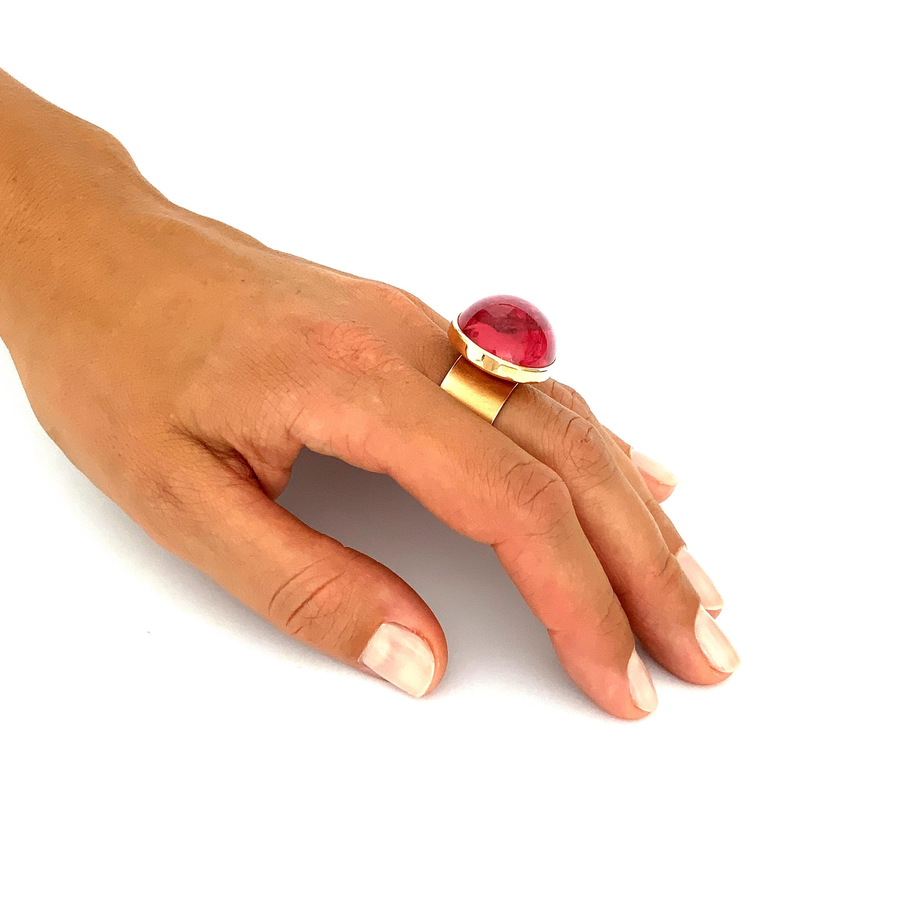 Oval Cut Georg Spreng - My Medallion Ring 18 Karat Rosé Gold Oval Red Rubelite Cabochon For Sale