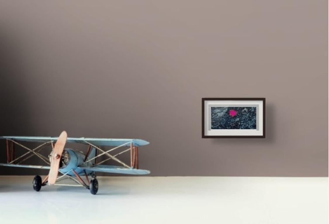 Incisione a collage blu e rosa degli anni '60 dell'artista di NY Myril Adler in vendita 4