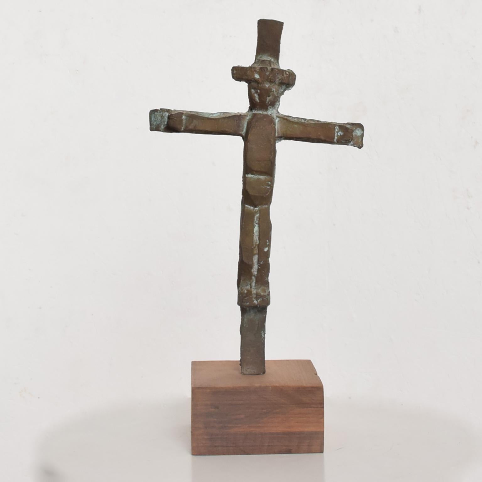 For your consideration a modern abstract cross by Myrna M Mobile. Bronze-mounted in walnut wood. 

Dimensions: 17 3/4
