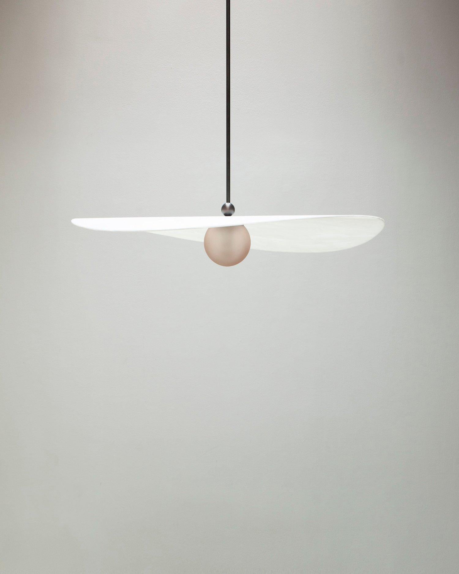 Lampada a sospensione Myrna di Ladies & Gentlemen Studio.
Dimensioni: 37