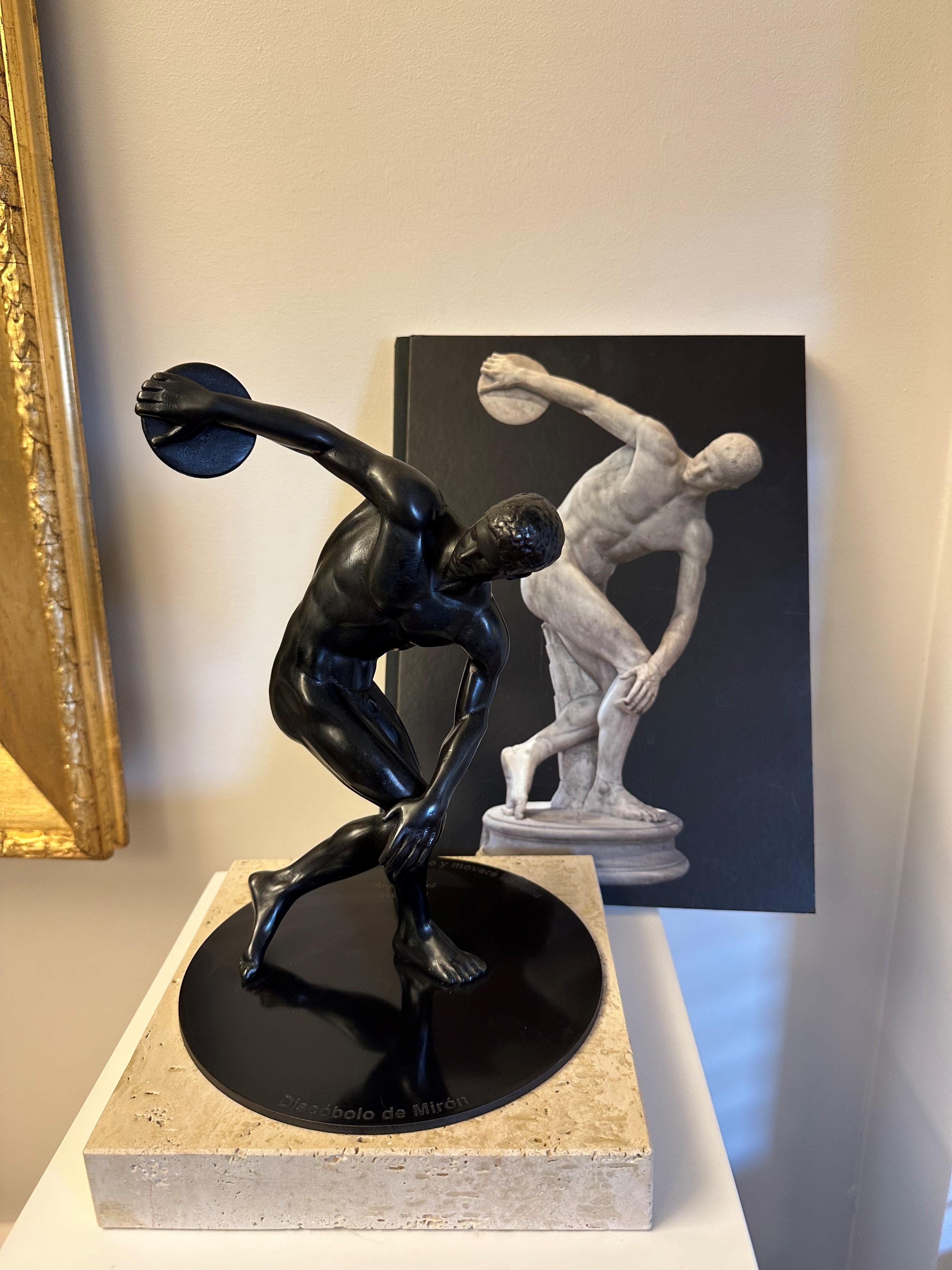 
Eine Skulptur, die von der Lancellotti-Version inspiriert ist und nach einem sorgfältigen handwerklichen Verfahren hergestellt wurde. Das notariell beglaubigte Zertifikat, das dem Stück beiliegt, wird von Skel Art in limitierter Auflage