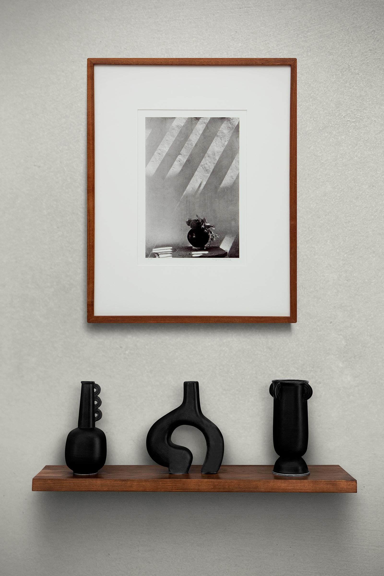 Pot noir, nature morte noire et blanche du sud-ouest avec pot Pueblo, photo en bois de myron en vente 4