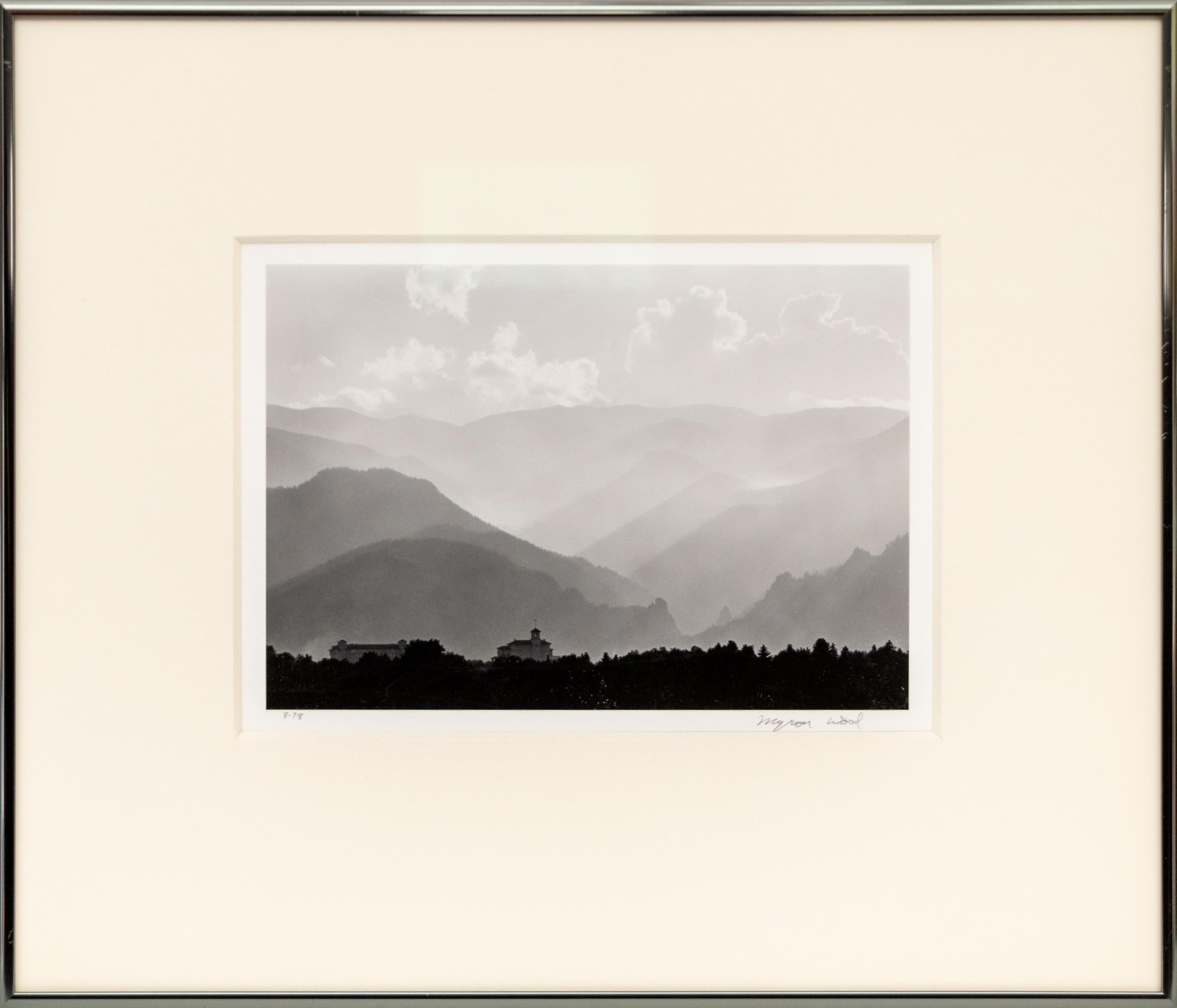 Broadmoor e Front Range (Colorado), anni '70 Paesaggio montano in bianco e nero - Photograph di Myron Wood