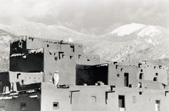 1960 Taos Pueblo, Nuevo México, Fotografía de paisaje en blanco y negro de Myron Wood